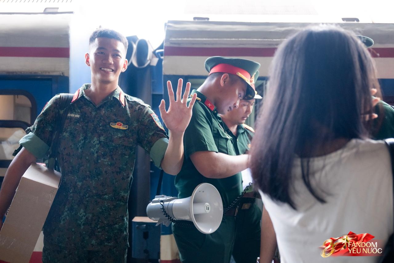 Cảnh tượng đặc biệt tại ga Hà Nội sáng 3/9: Người dân bịn rịn chia tay cán bộ, chiến sĩ miền Nam sau khi hoàn thành nhiệm vụ A80- Ảnh 7. Cảnh tượng đặc biệt tại ga Hà Nội sáng 3/9: Người dân bịn rịn chia tay cán bộ, chiến sĩ miền Nam sau khi hoàn thành nhiệm vụ A80- Ảnh 7.