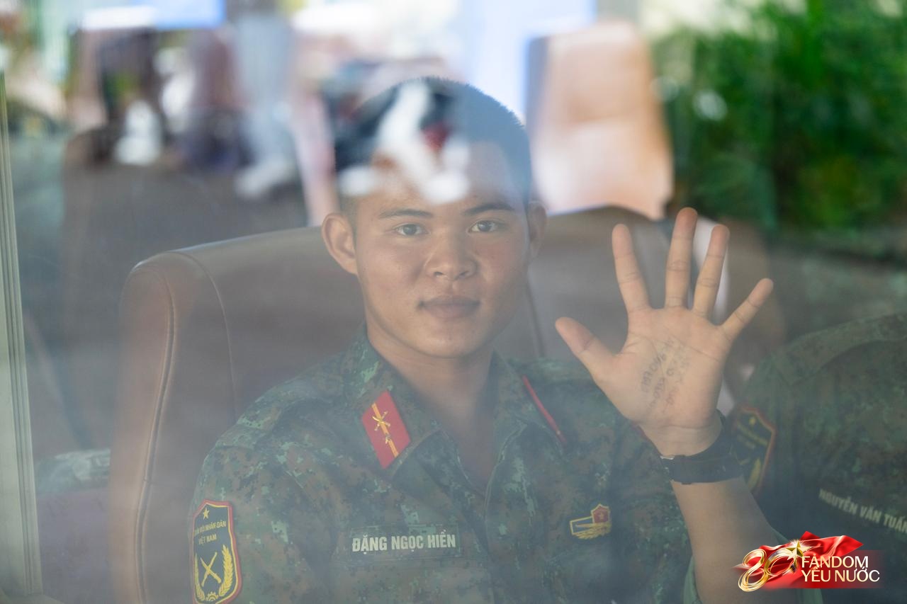 Cảnh tượng đặc biệt tại ga Hà Nội sáng 3/9: Người dân bịn rịn chia tay cán bộ, chiến sĩ miền Nam sau khi hoàn thành nhiệm vụ A80- Ảnh 26. Cảnh tượng đặc biệt tại ga Hà Nội sáng 3/9: Người dân bịn rịn chia tay cán bộ, chiến sĩ miền Nam sau khi hoàn thành nhiệm vụ A80- Ảnh 26.