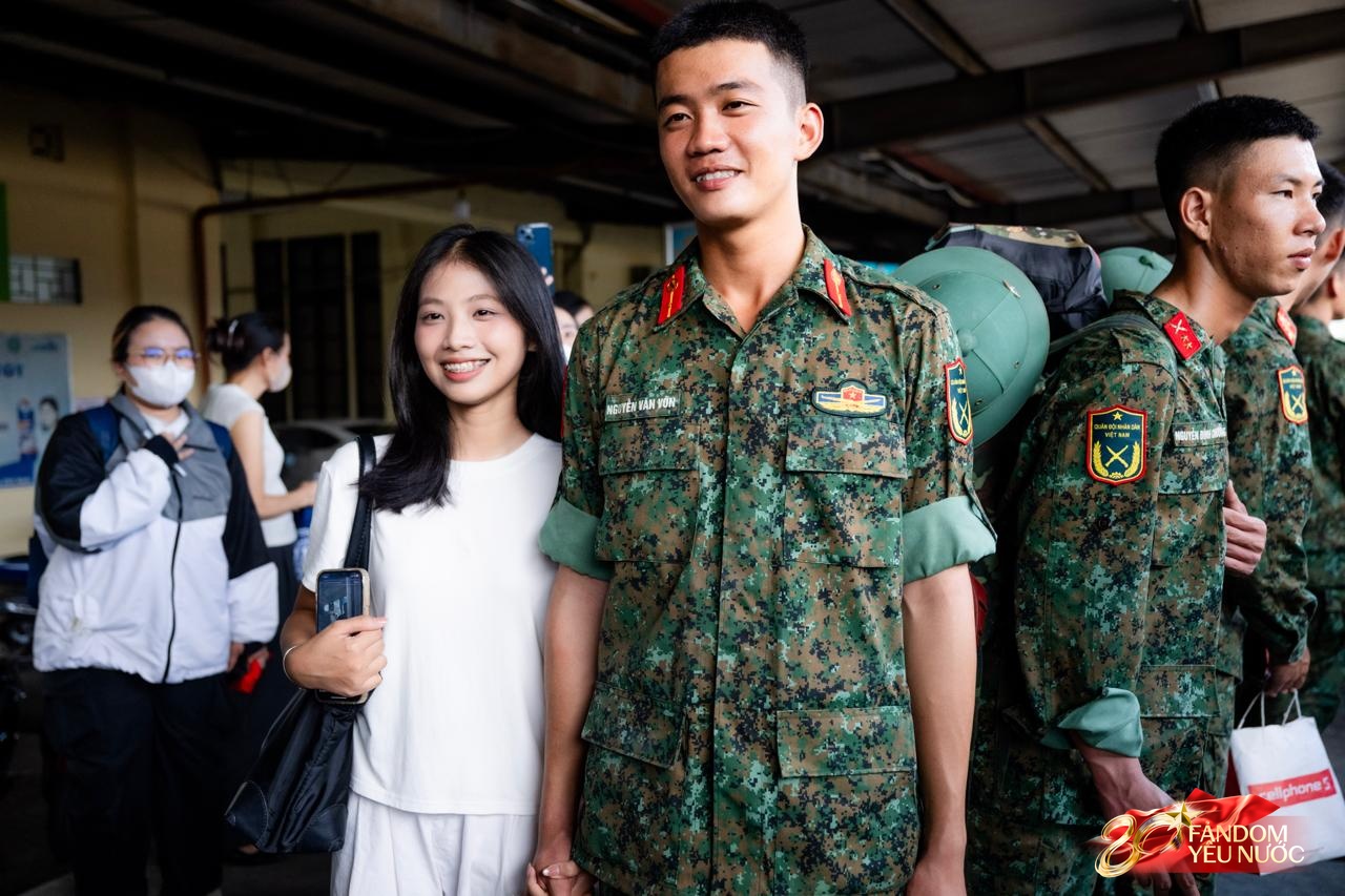 Cảnh tượng đặc biệt tại ga Hà Nội sáng 3/9: Người dân bịn rịn chia tay cán bộ, chiến sĩ miền Nam sau khi hoàn thành nhiệm vụ A80- Ảnh 11. Cảnh tượng đặc biệt tại ga Hà Nội sáng 3/9: Người dân bịn rịn chia tay cán bộ, chiến sĩ miền Nam sau khi hoàn thành nhiệm vụ A80- Ảnh 11.