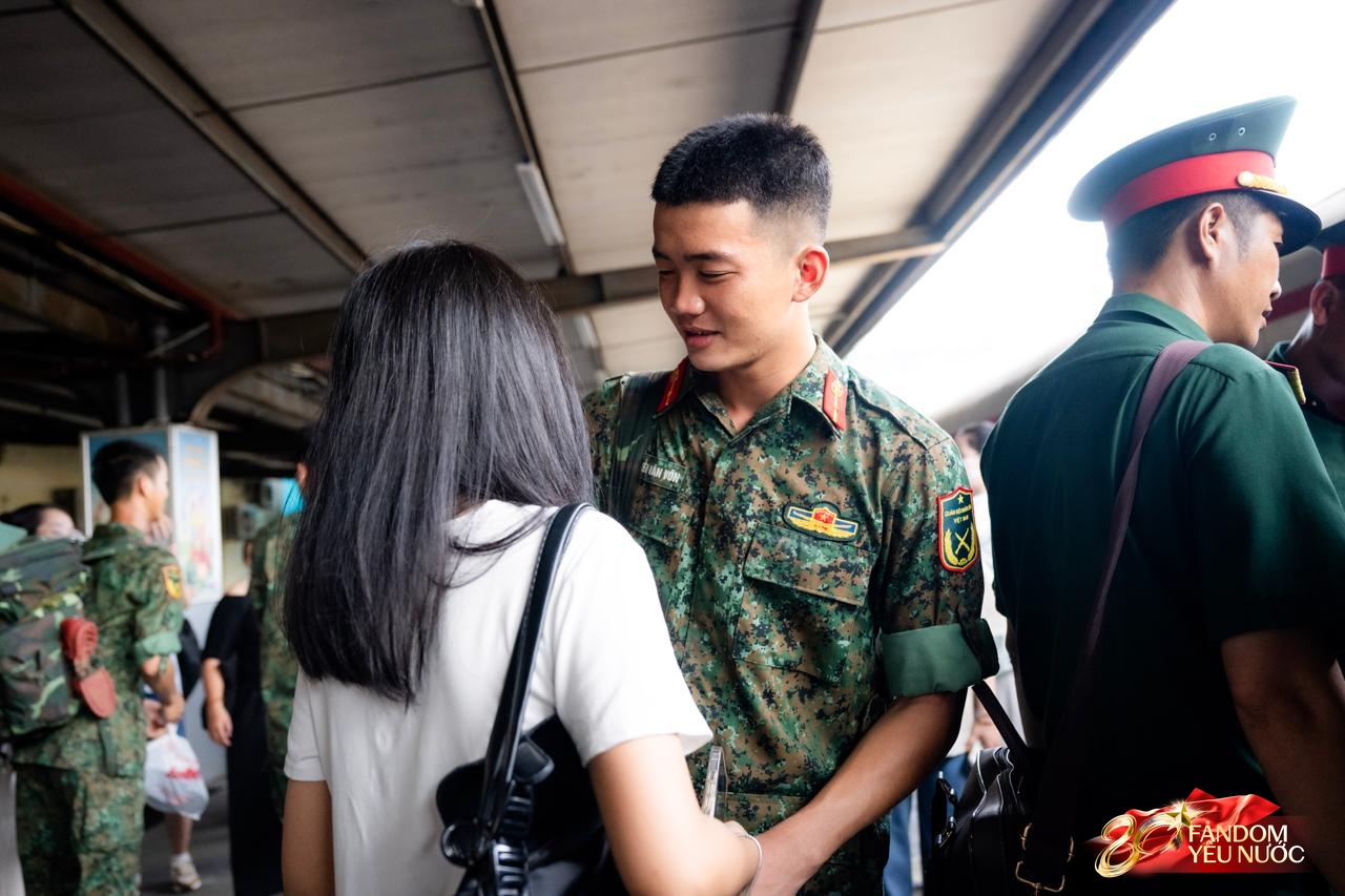Cảnh tượng đặc biệt tại ga Hà Nội sáng 3/9: Người dân bịn rịn chia tay cán bộ, chiến sĩ miền Nam sau khi hoàn thành nhiệm vụ A80- Ảnh 12. Cảnh tượng đặc biệt tại ga Hà Nội sáng 3/9: Người dân bịn rịn chia tay cán bộ, chiến sĩ miền Nam sau khi hoàn thành nhiệm vụ A80- Ảnh 12.