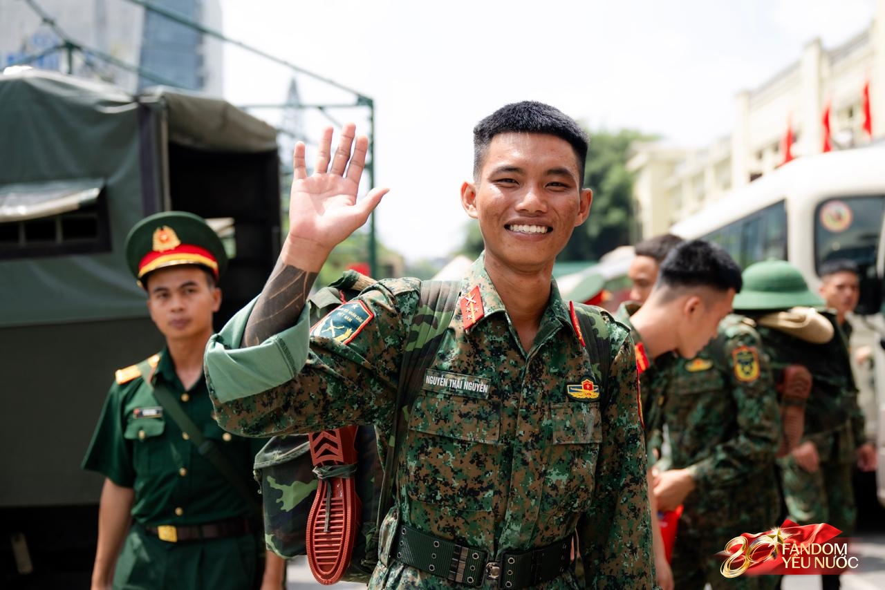 Cảnh tượng đặc biệt tại ga Hà Nội sáng 3/9: Người dân bịn rịn chia tay cán bộ, chiến sĩ miền Nam sau khi hoàn thành nhiệm vụ A80- Ảnh 10. Cảnh tượng đặc biệt tại ga Hà Nội sáng 3/9: Người dân bịn rịn chia tay cán bộ, chiến sĩ miền Nam sau khi hoàn thành nhiệm vụ A80- Ảnh 10.