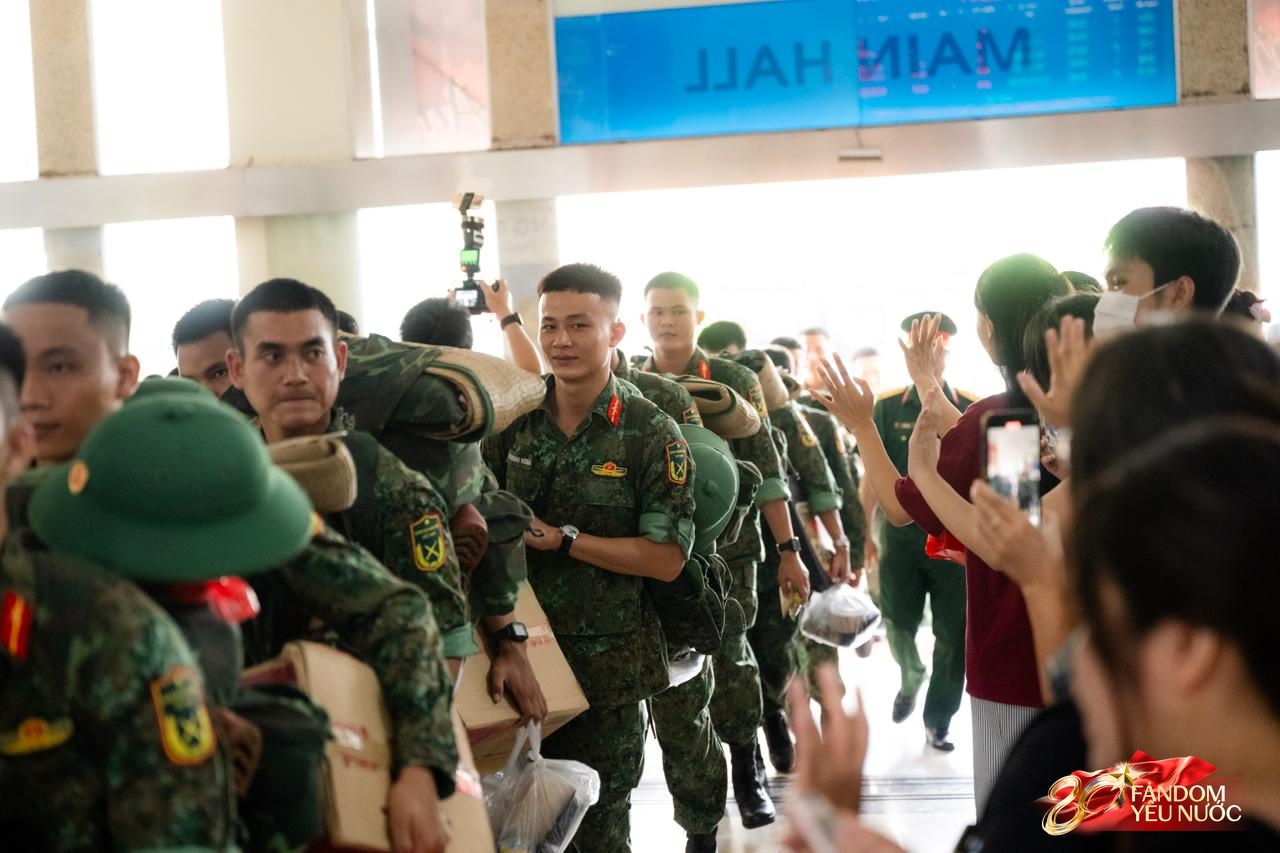 Cảnh tượng đặc biệt tại ga Hà Nội sáng 3/9: Người dân bịn rịn chia tay cán bộ, chiến sĩ miền Nam sau khi hoàn thành nhiệm vụ A80- Ảnh 4. Cảnh tượng đặc biệt tại ga Hà Nội sáng 3/9: Người dân bịn rịn chia tay cán bộ, chiến sĩ miền Nam sau khi hoàn thành nhiệm vụ A80- Ảnh 4.