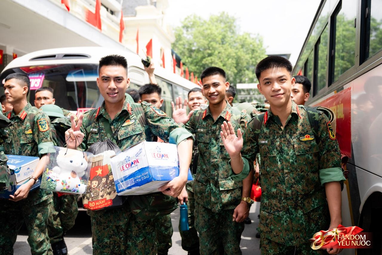 Cảnh tượng đặc biệt tại ga Hà Nội sáng 3/9: Người dân bịn rịn chia tay cán bộ, chiến sĩ miền Nam sau khi hoàn thành nhiệm vụ A80- Ảnh 2. Cảnh tượng đặc biệt tại ga Hà Nội sáng 3/9: Người dân bịn rịn chia tay cán bộ, chiến sĩ miền Nam sau khi hoàn thành nhiệm vụ A80- Ảnh 2.