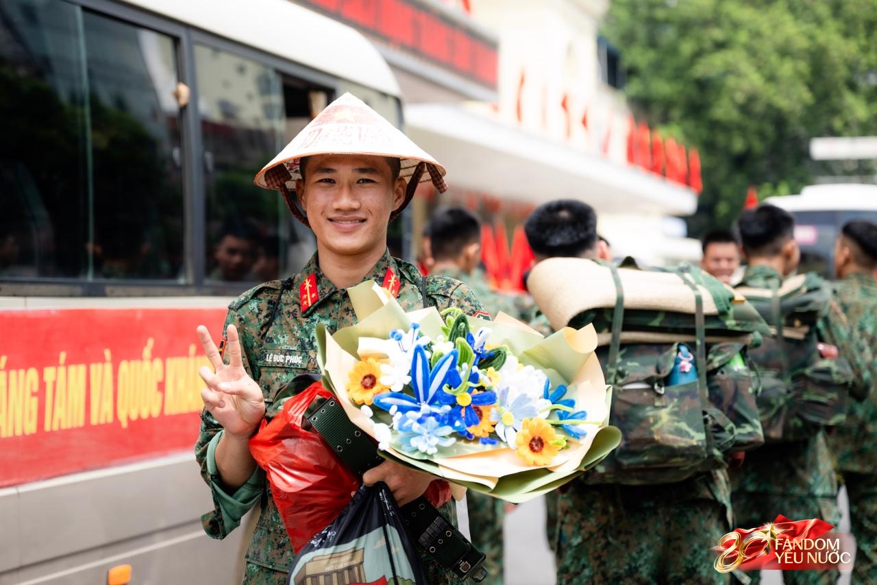 Cảnh tượng đặc biệt tại ga Hà Nội sáng 3/9: Người dân bịn rịn chia tay cán bộ, chiến sĩ miền Nam sau khi hoàn thành nhiệm vụ A80- Ảnh 3. Cảnh tượng đặc biệt tại ga Hà Nội sáng 3/9: Người dân bịn rịn chia tay cán bộ, chiến sĩ miền Nam sau khi hoàn thành nhiệm vụ A80- Ảnh 3.
