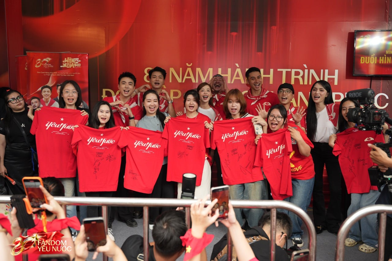 Khoảnh khắc nh&acirc;n đ&ocirc;i t&igrave;nh y&ecirc;u nước của Ninh Dương Story trong sắc đỏ tự h&agrave;o- Ảnh 5.