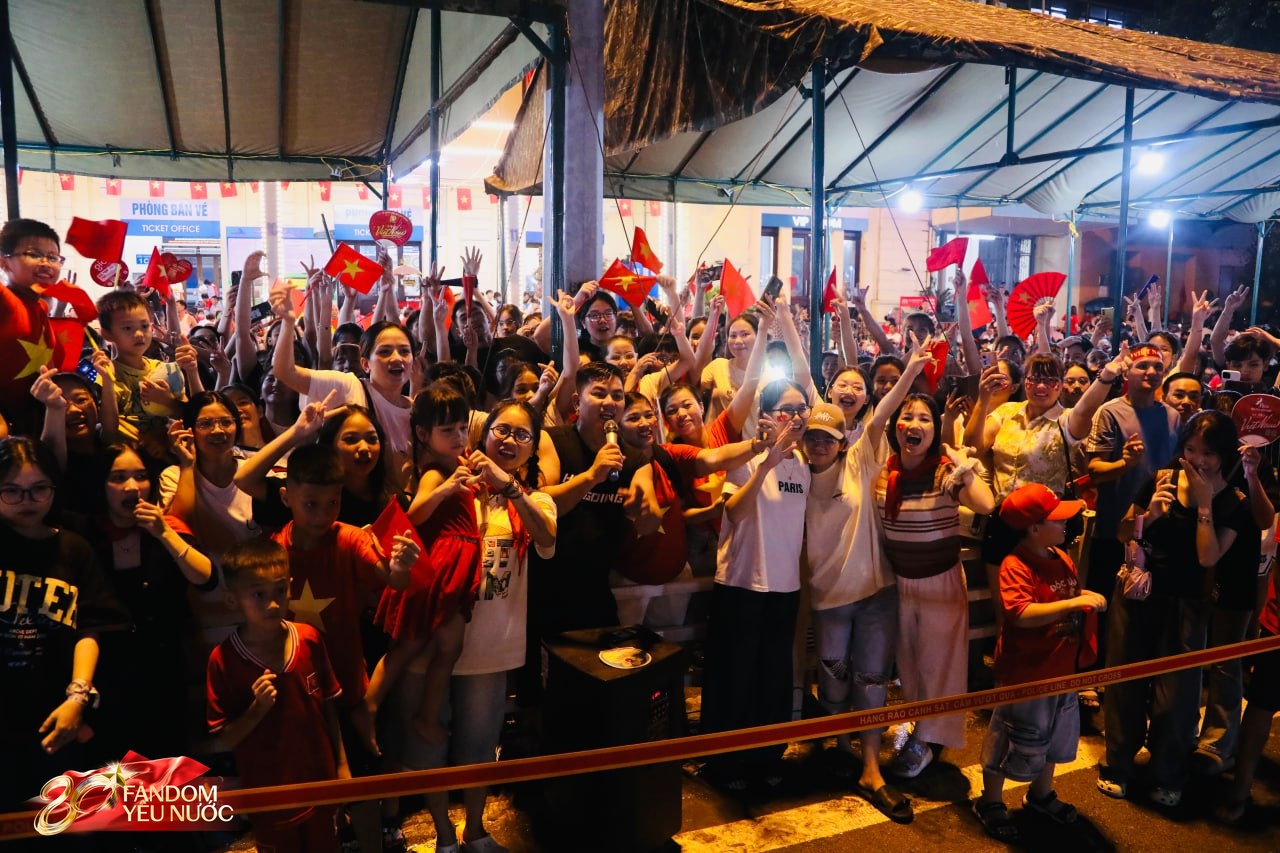 0 cát-xê, 0 mic, 0 nhạc - dân quân hát ca tự tổ chức concert quốc gia trên mọi nẻo đường- Ảnh 6.