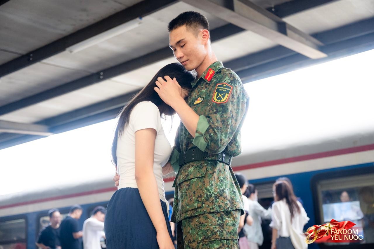 Cảnh tượng đặc biệt tại ga Hà Nội sáng 3/9: Người dân bịn rịn chia tay cán bộ, chiến sĩ miền Nam sau khi hoàn thành nhiệm vụ A80- Ảnh 14. Cảnh tượng đặc biệt tại ga Hà Nội sáng 3/9: Người dân bịn rịn chia tay cán bộ, chiến sĩ miền Nam sau khi hoàn thành nhiệm vụ A80- Ảnh 14.