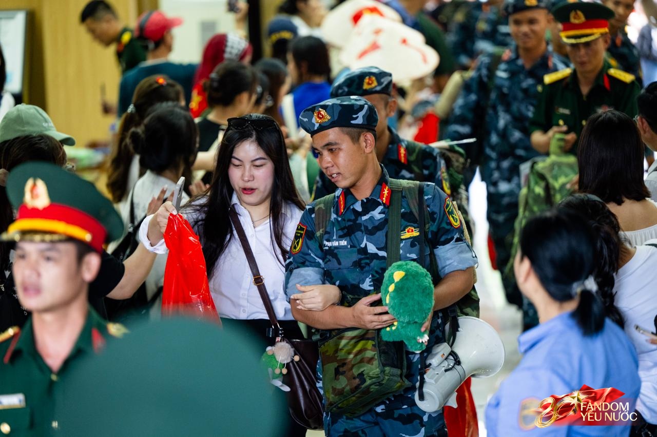 Cảnh tượng đặc biệt tại ga Hà Nội sáng 3/9: Người dân bịn rịn chia tay cán bộ, chiến sĩ miền Nam sau khi hoàn thành nhiệm vụ A80- Ảnh 22. Cảnh tượng đặc biệt tại ga Hà Nội sáng 3/9: Người dân bịn rịn chia tay cán bộ, chiến sĩ miền Nam sau khi hoàn thành nhiệm vụ A80- Ảnh 22.