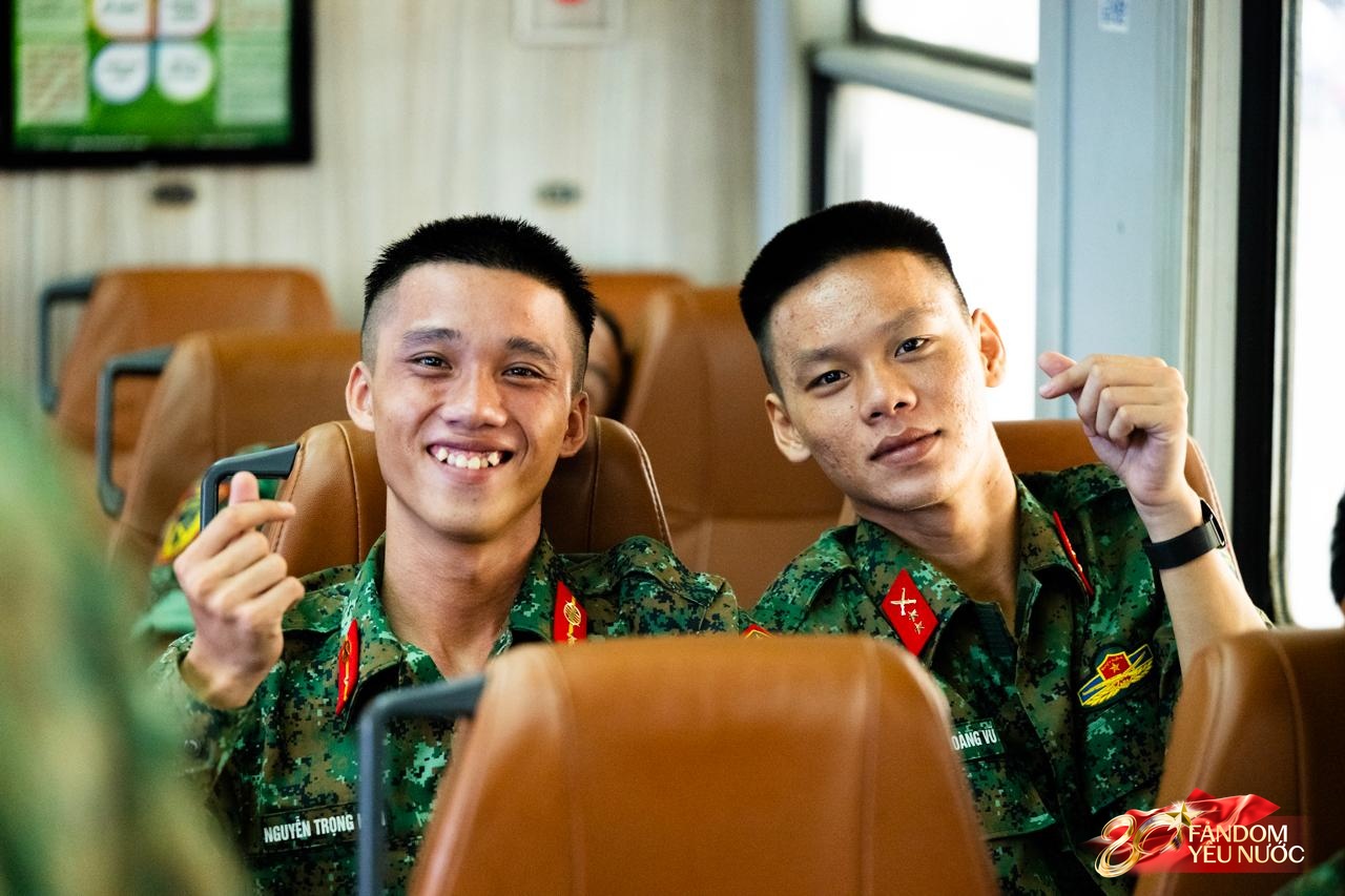 Cảnh tượng đặc biệt tại ga Hà Nội sáng 3/9: Người dân bịn rịn chia tay cán bộ, chiến sĩ miền Nam sau khi hoàn thành nhiệm vụ A80- Ảnh 23. Cảnh tượng đặc biệt tại ga Hà Nội sáng 3/9: Người dân bịn rịn chia tay cán bộ, chiến sĩ miền Nam sau khi hoàn thành nhiệm vụ A80- Ảnh 23.