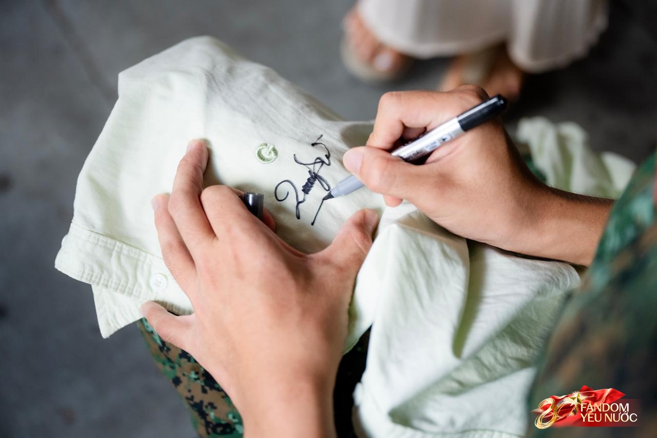 Cảnh tượng đặc biệt tại ga Hà Nội sáng 3/9: Người dân bịn rịn chia tay cán bộ, chiến sĩ miền Nam sau khi hoàn thành nhiệm vụ A80- Ảnh 9. Cảnh tượng đặc biệt tại ga Hà Nội sáng 3/9: Người dân bịn rịn chia tay cán bộ, chiến sĩ miền Nam sau khi hoàn thành nhiệm vụ A80- Ảnh 9.