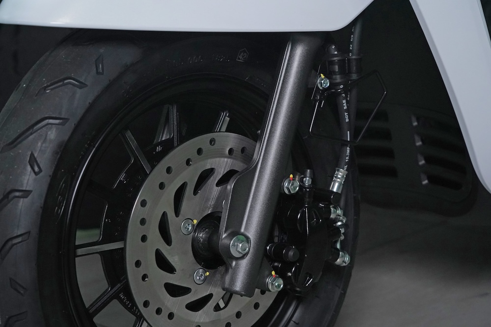 Xe máy điện 'chất' như Vespa: Đi 105 km/lần sạc, có thể lắp đến 2 pin, giá 43 triệu đồng- Ảnh 5. Xe máy điện 'chất' như Vespa: Đi 105 km/lần sạc, có thể lắp đến 2 pin, giá 43 triệu đồng- Ảnh 5.