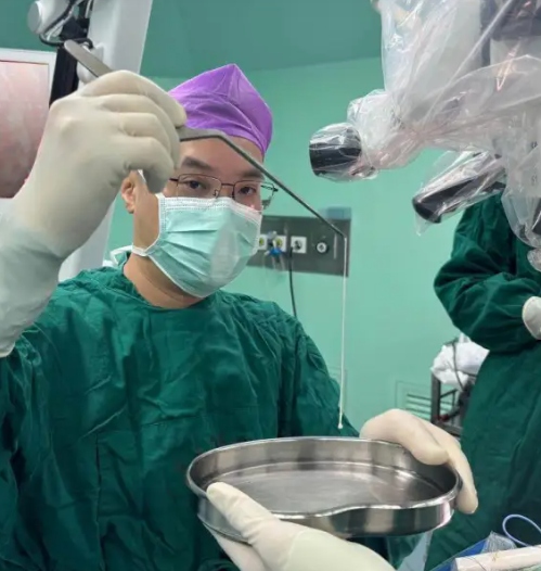 Người đàn ông đột ngột mất thị lực, bác sĩ phát hiện ra bí mật đáng sợ- Ảnh 2.