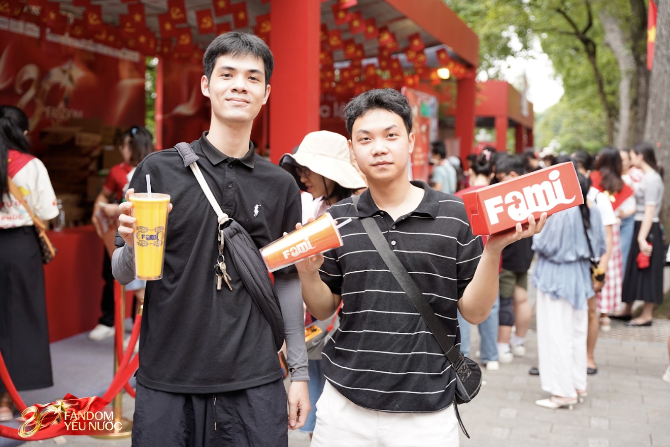 Nắng mưa cũng không thể cản bước tinh thần “Yêu Nước” tại booth Hồ Gươm- Ảnh 2.