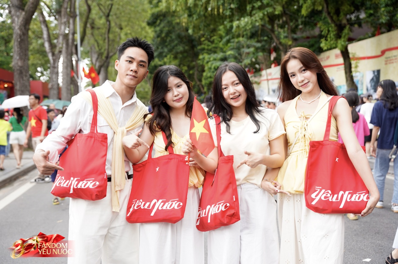 Nắng mưa cũng không thể cản bước tinh thần “Yêu Nước” tại booth Hồ Gươm- Ảnh 3.