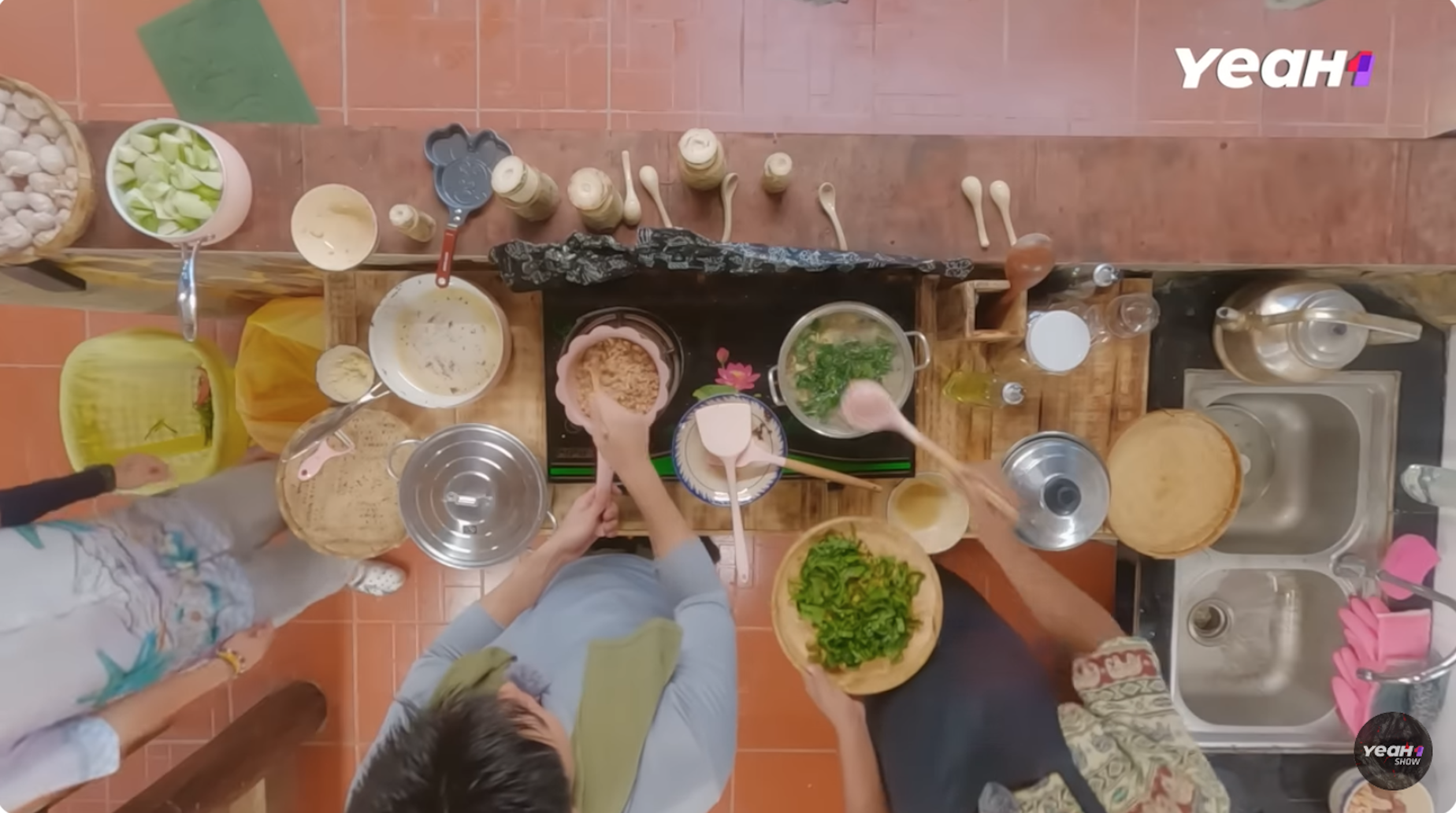Thành viên Gia đình Haha đồng loạt bị "sốc" khi ăn món đặc sản ở Đắk Lắk, biểu cảm khiến dân mạng cười ngất- Ảnh 1.