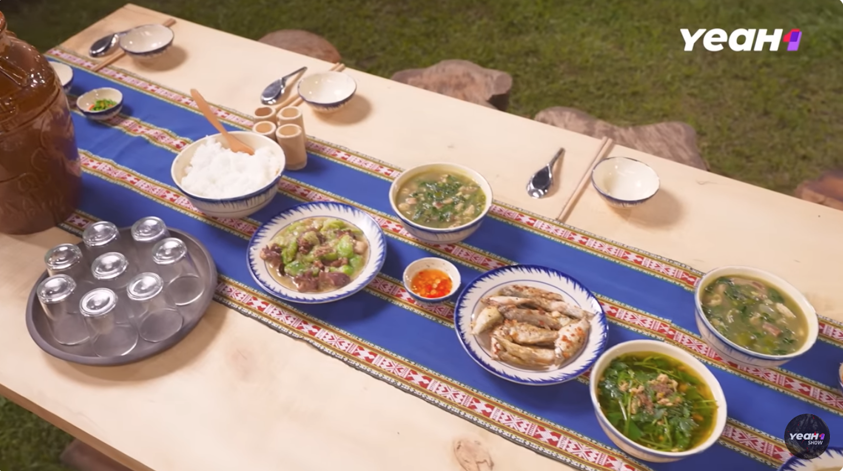 Thành viên Gia đình Haha đồng loạt bị "sốc" khi ăn món đặc sản ở Đắk Lắk, biểu cảm khiến dân mạng cười ngất- Ảnh 3.
