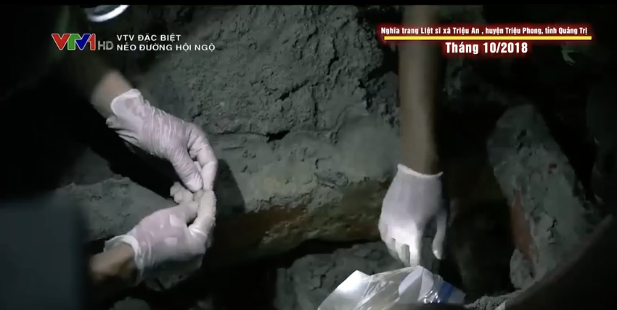 Xúc động khoảnh khắc mẹ già đón con liệt sĩ sau hơn 50 năm: "Giờ mẹ ở cái nhà to thế này đây. Con về rồi con nuôi mẹ làm cái nhà to hơn nhé?"- Ảnh 7.