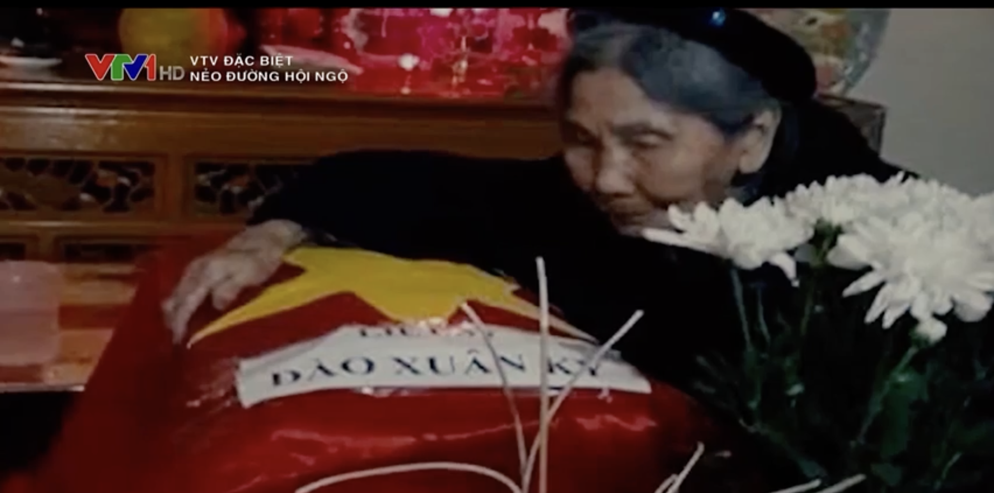 Xúc động khoảnh khắc mẹ già đón con liệt sĩ sau hơn 50 năm: "Giờ mẹ ở cái nhà to thế này đây. Con về rồi con nuôi mẹ làm cái nhà to hơn nhé?"- Ảnh 16.