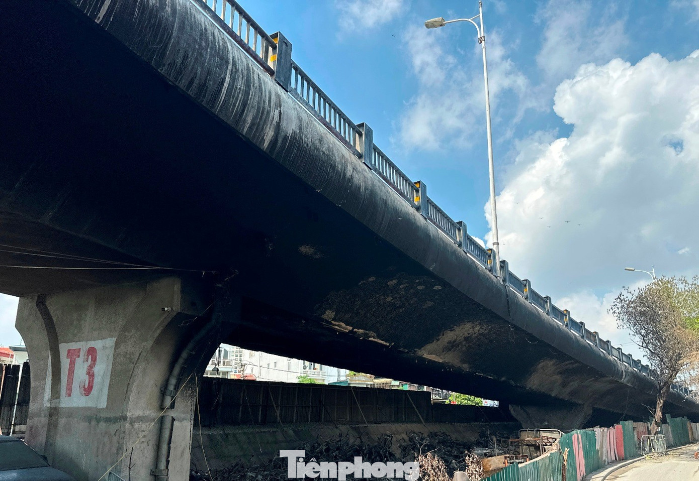 Cận cảnh dầm nhịp và trụ cầu Vĩnh Tuy bị cháy trơ lõi thép- Ảnh 1.