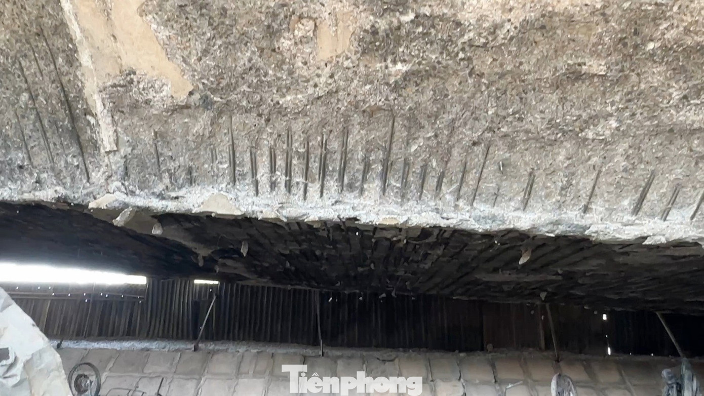 Cận cảnh dầm nhịp và trụ cầu Vĩnh Tuy bị cháy trơ lõi thép- Ảnh 3.