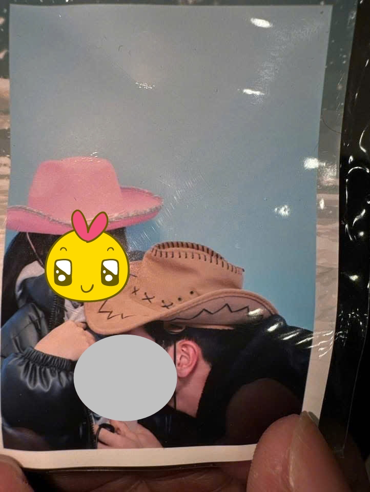 Nghĩ gì mà dắt nhau vào photobooth để làm cái trò này?- Ảnh 2.
