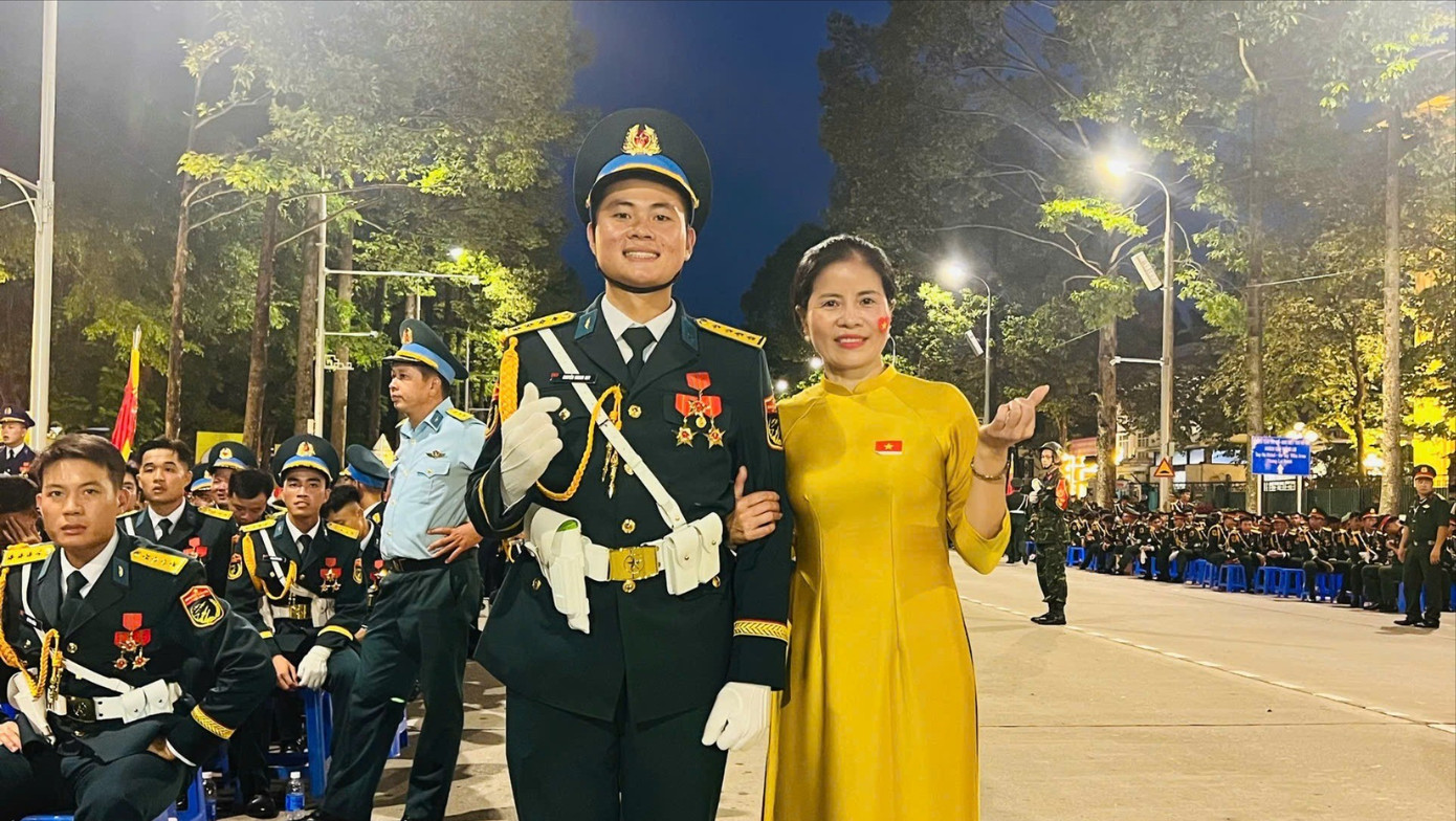 Hai mẹ con quân nhân cùng tham gia diễu binh, diễu hành A80- Ảnh 1.