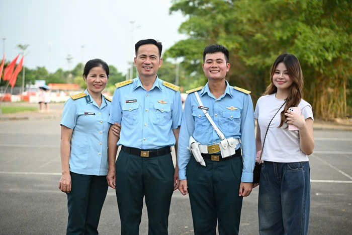 Hai mẹ con quân nhân cùng tham gia diễu binh, diễu hành A80- Ảnh 2.
