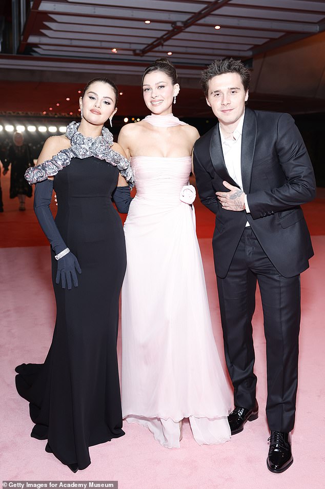 Vợ chồng con cả nhà Beckham mất hút trong lễ cưới Selena Gomez, bộ 3 bạn thân 