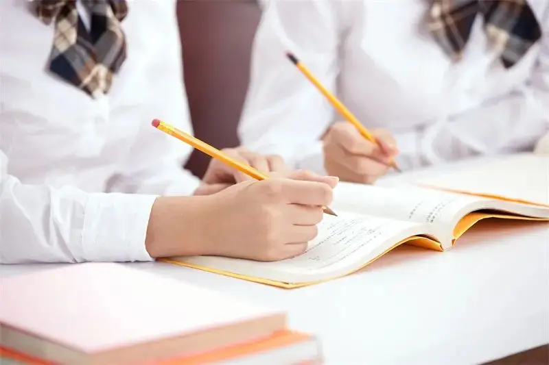 Giáo viên kinh nghiệm 20 năm khẳng định: Học sinh giỏi trong top 10 thường xuất thân từ 4 kiểu gia đình này- Ảnh 1.