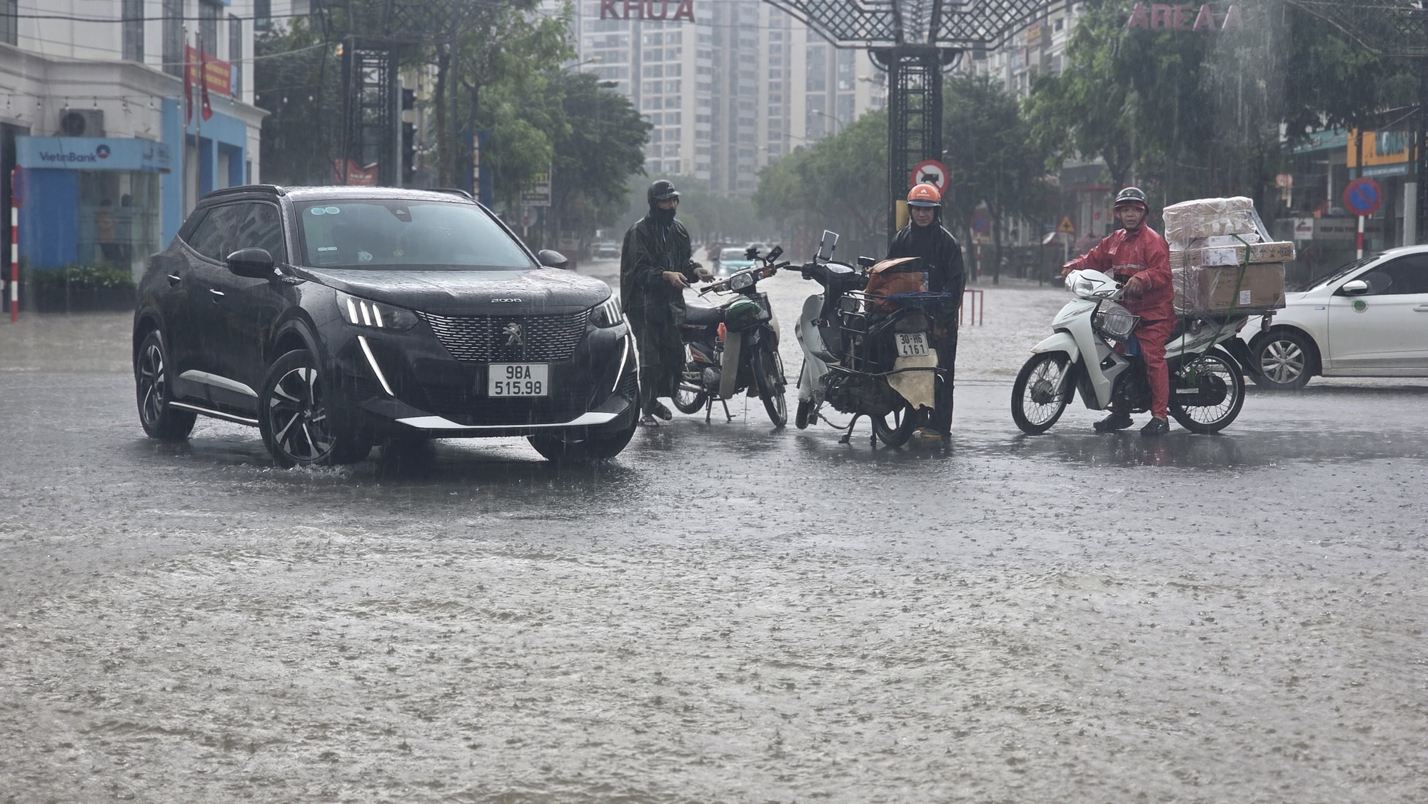 Mưa tầm tã không ngớt, "khu nhà giàu" Hà Nội ngập sâu: Nhiều biệt thự phải dựng rào chắn bằng tấm tôn, ngăn nước tràn vào- Ảnh 10.