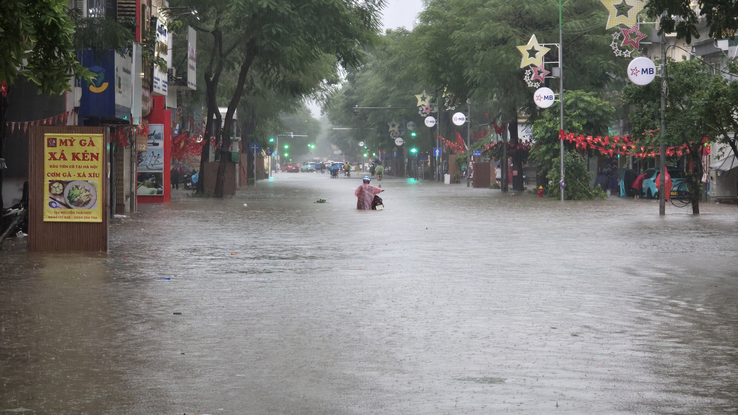 Gần đ&ecirc;m, nhiều người d&acirc;n H&agrave; Nội vẫn chưa về được đến nh&agrave;- Ảnh 35.