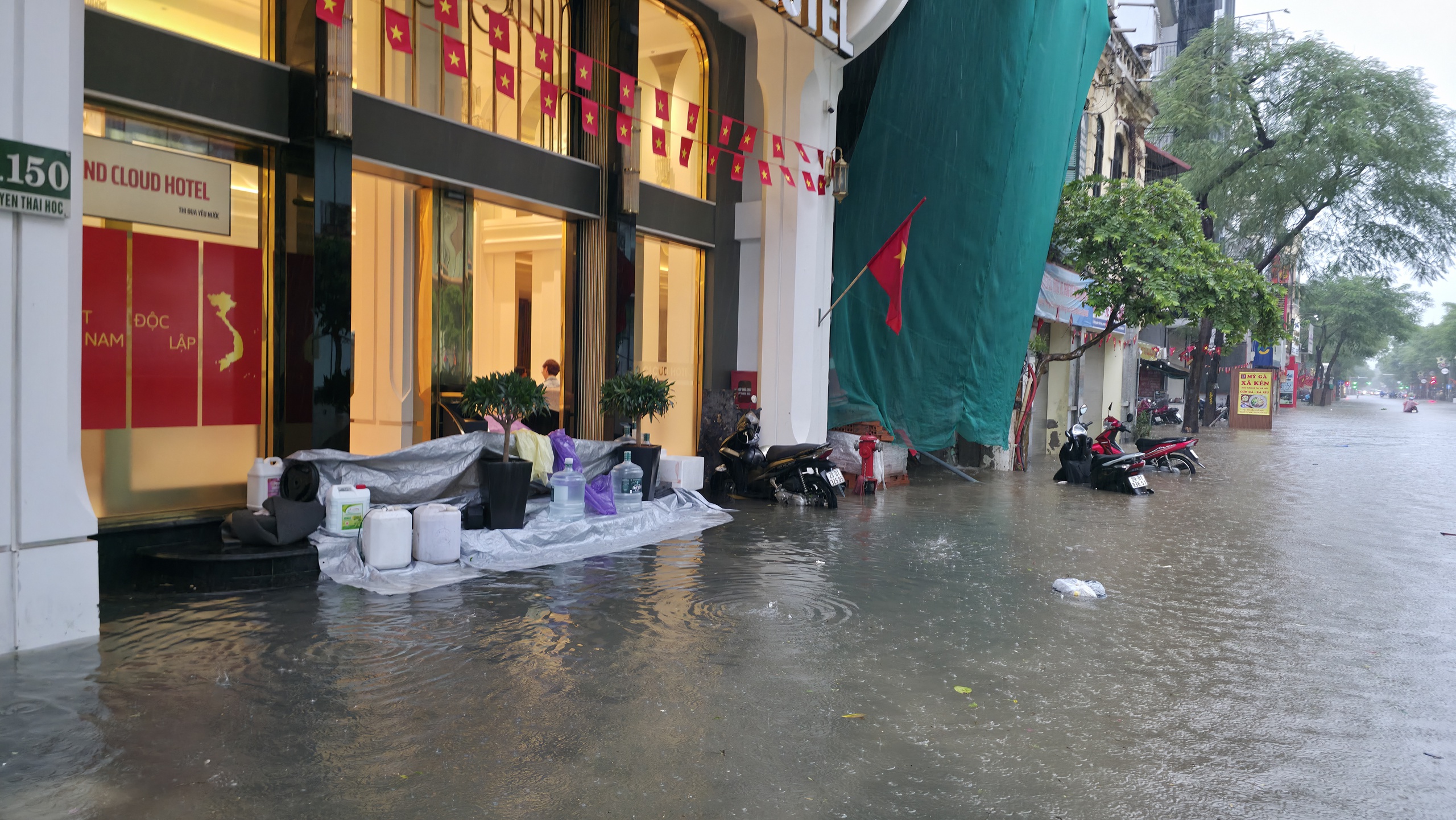 Gần đ&ecirc;m, nhiều người d&acirc;n H&agrave; Nội vẫn chưa về được đến nh&agrave;- Ảnh 36.