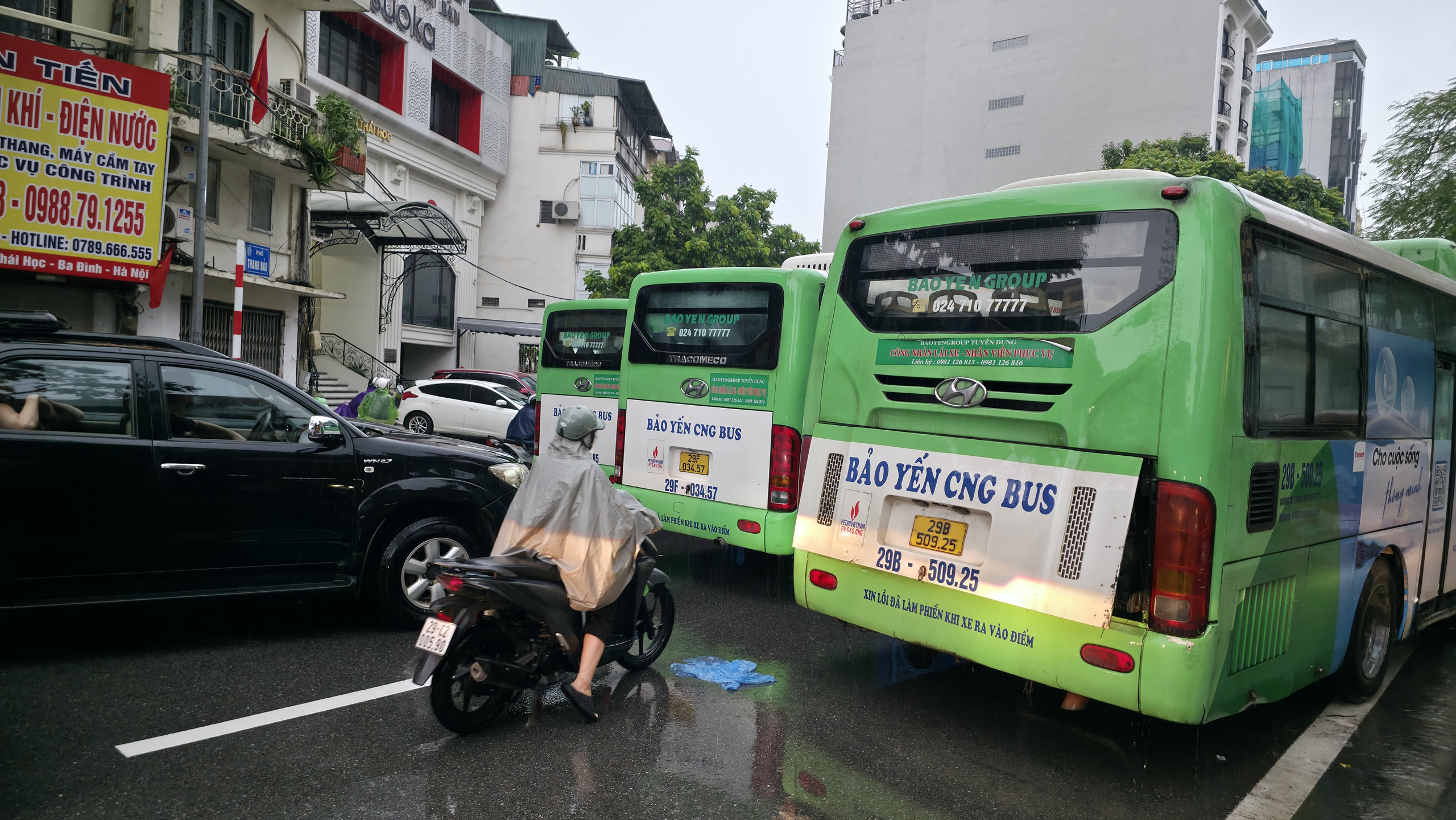 Hà Nội chưa bao giờ như này: Những hình ảnh kinh hoàng nhất của trận mưa ngập từ sáng đến tối!- Ảnh 15.