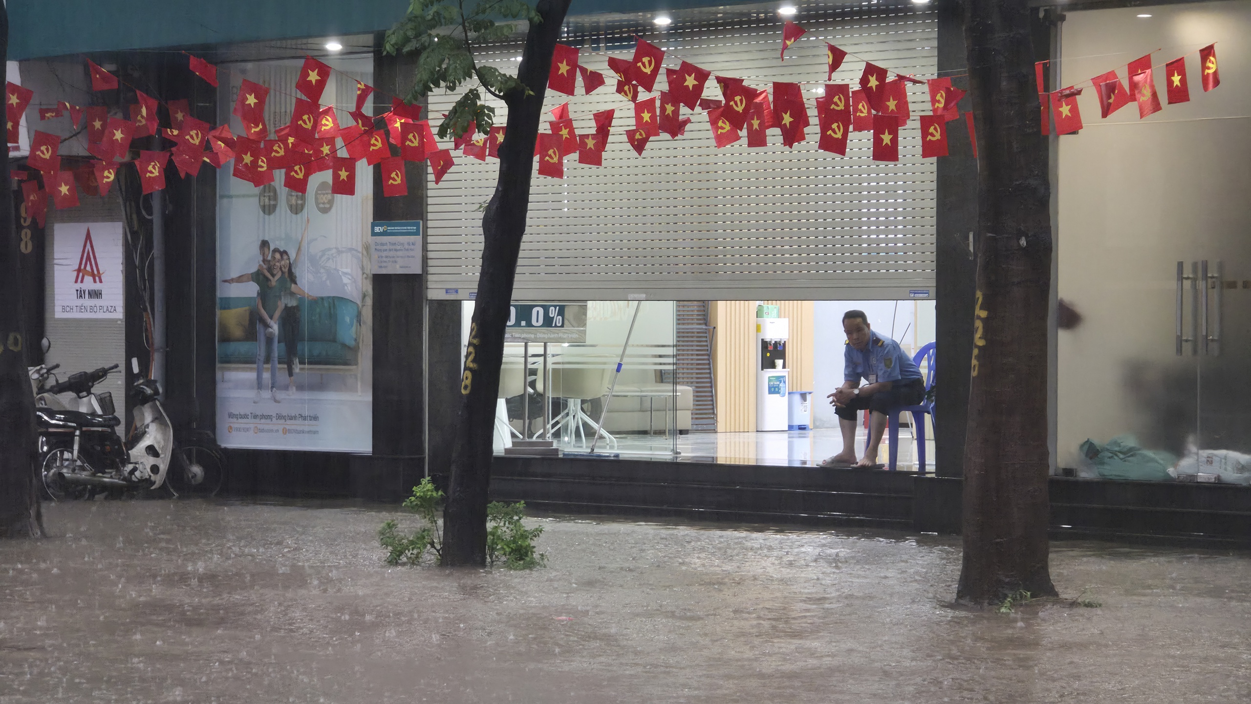 Gần đ&ecirc;m, nhiều người d&acirc;n H&agrave; Nội vẫn chưa về được đến nh&agrave;- Ảnh 40.