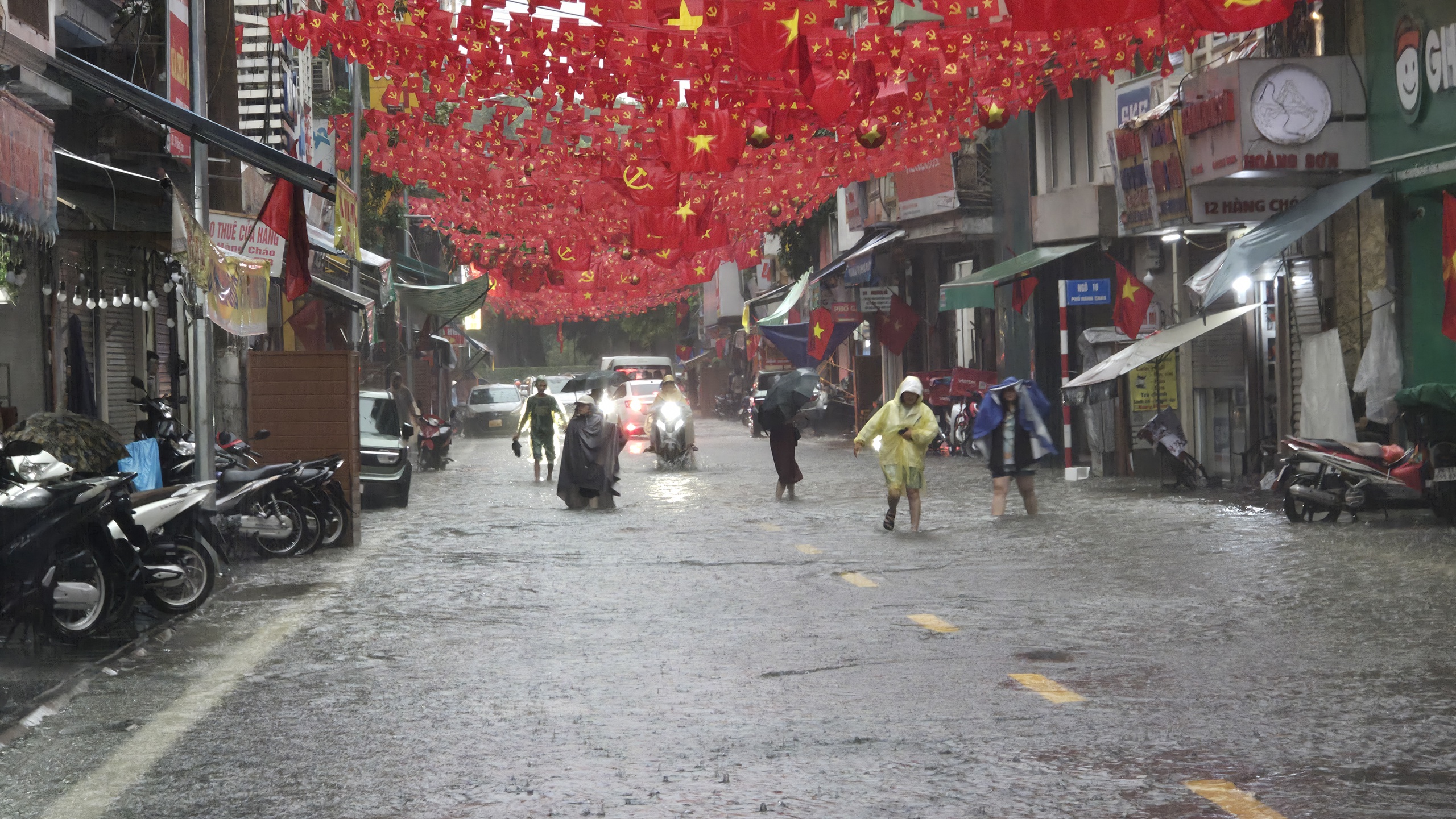 Gần đ&ecirc;m, nhiều người d&acirc;n H&agrave; Nội vẫn chưa về được đến nh&agrave;- Ảnh 41.