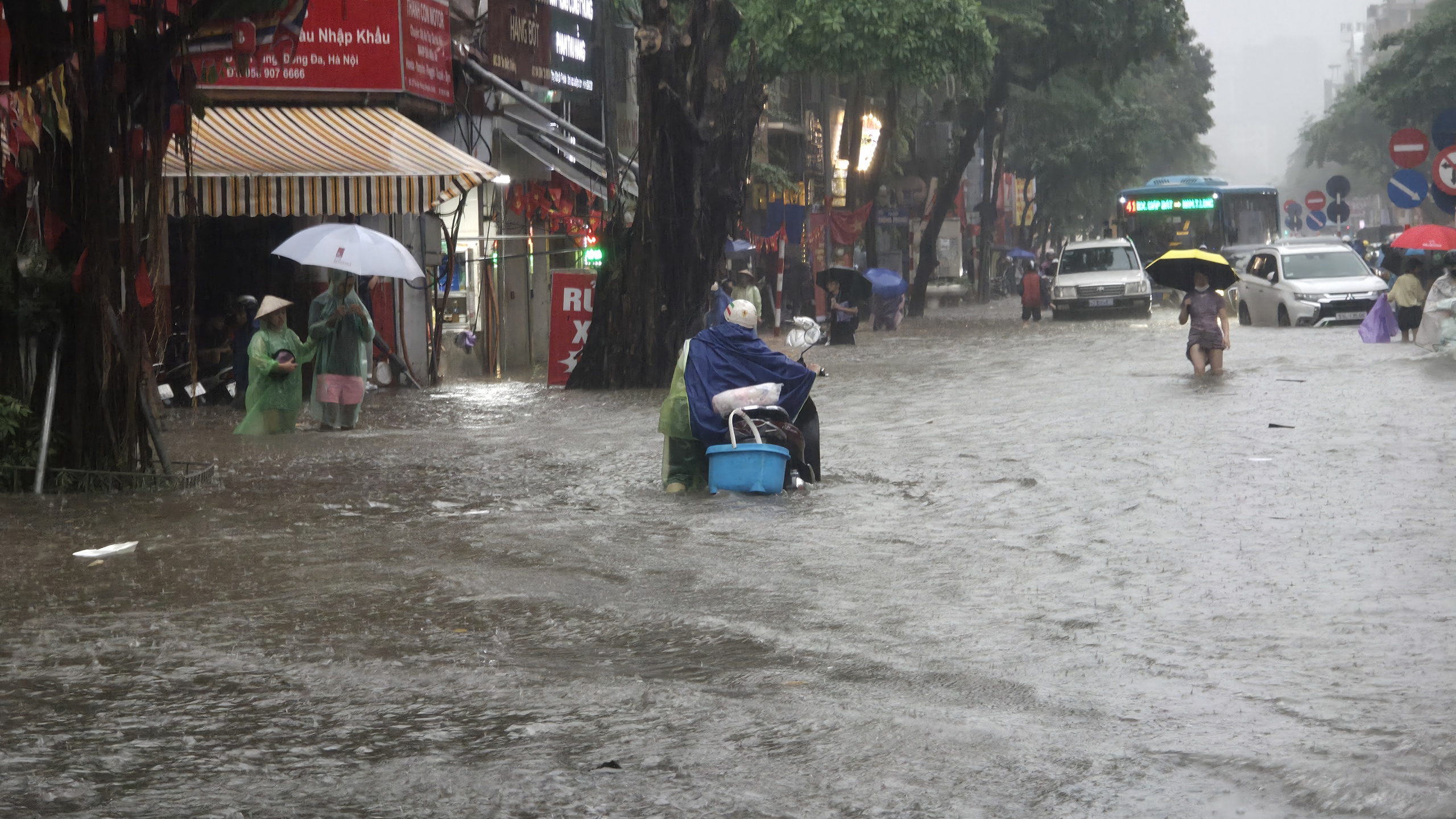 Gần đ&ecirc;m, nhiều người d&acirc;n H&agrave; Nội vẫn chưa về được đến nh&agrave;- Ảnh 42.