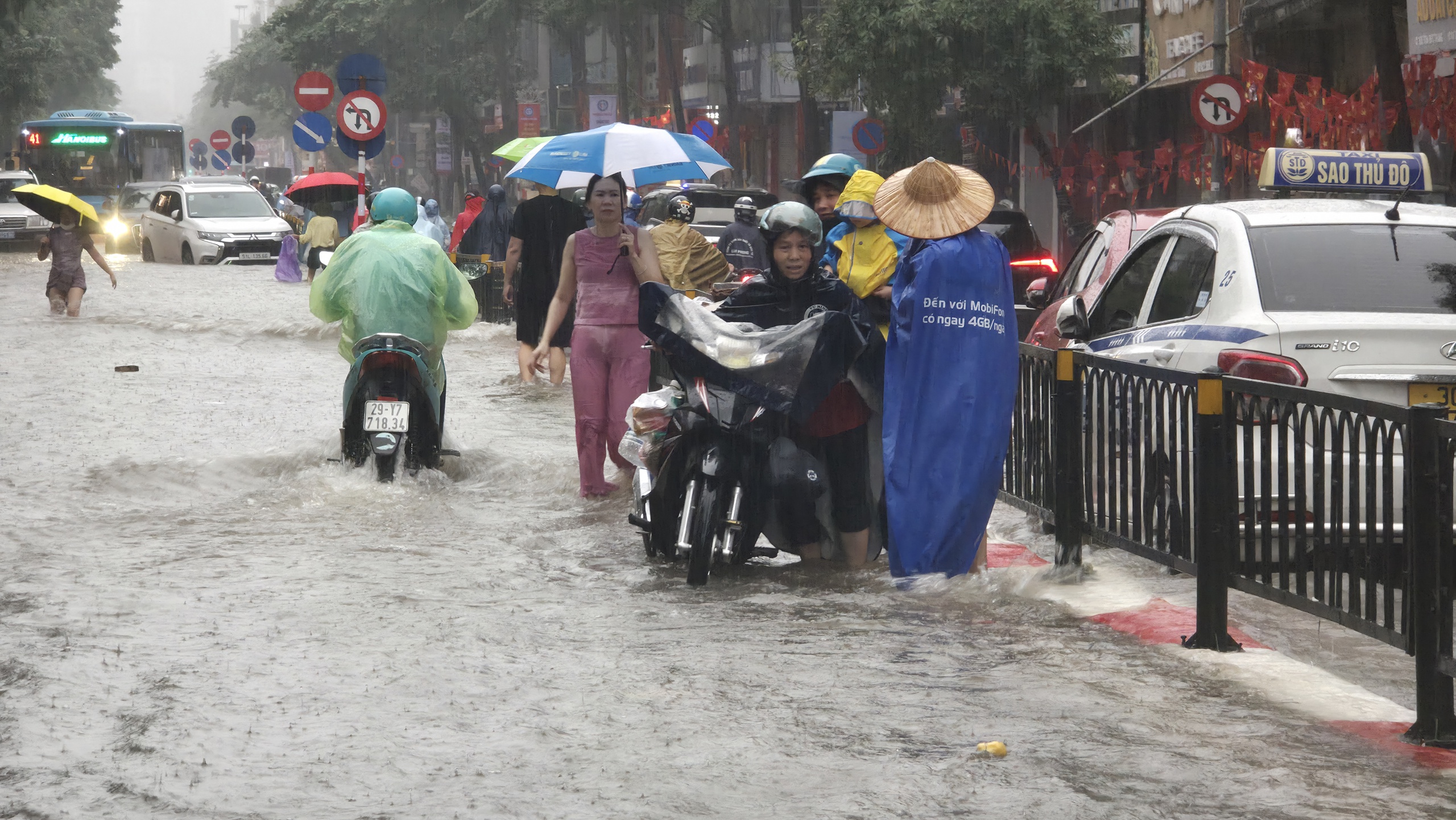 Gần đ&ecirc;m, nhiều người d&acirc;n H&agrave; Nội vẫn chưa về được đến nh&agrave;- Ảnh 43.