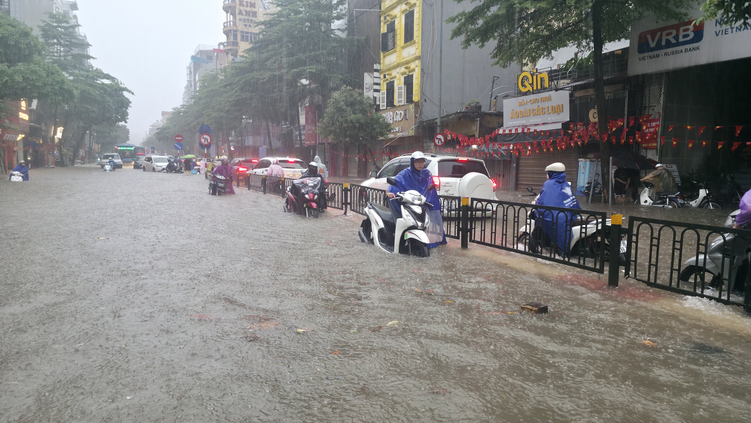 Gần đ&ecirc;m, nhiều người d&acirc;n H&agrave; Nội vẫn chưa về được đến nh&agrave;- Ảnh 44.