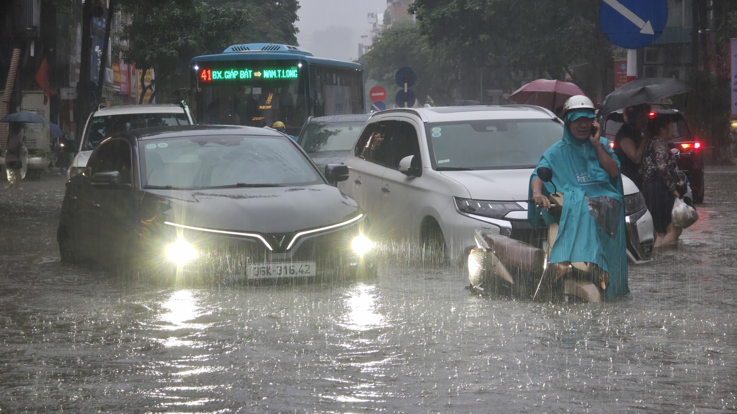 Gần đ&ecirc;m, nhiều người d&acirc;n H&agrave; Nội vẫn chưa về được đến nh&agrave;- Ảnh 50.