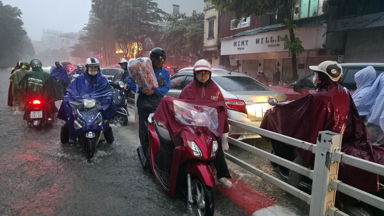 Hà Nội chưa bao giờ như này: Những hình ảnh kinh hoàng nhất của trận mưa ngập từ sáng đến tối!- Ảnh 21.