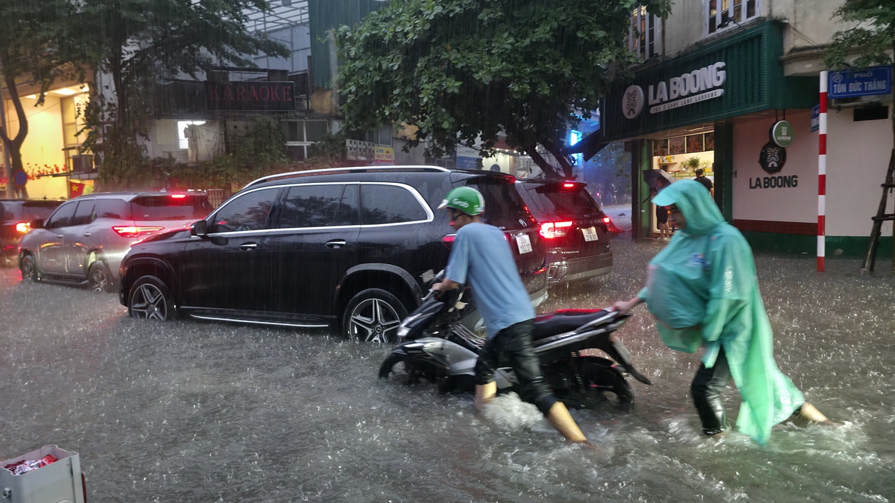 Hà Nội chưa bao giờ như này: Những hình ảnh kinh hoàng nhất của trận mưa ngập từ sáng đến tối!- Ảnh 19.