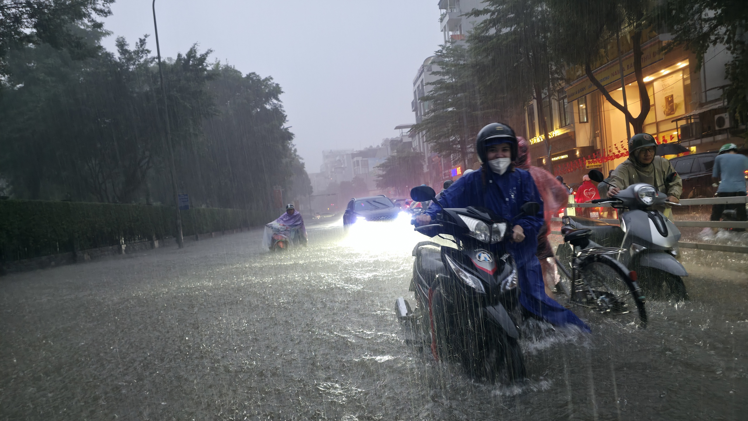 Gần đ&ecirc;m, nhiều người d&acirc;n H&agrave; Nội vẫn chưa về được đến nh&agrave;- Ảnh 55.