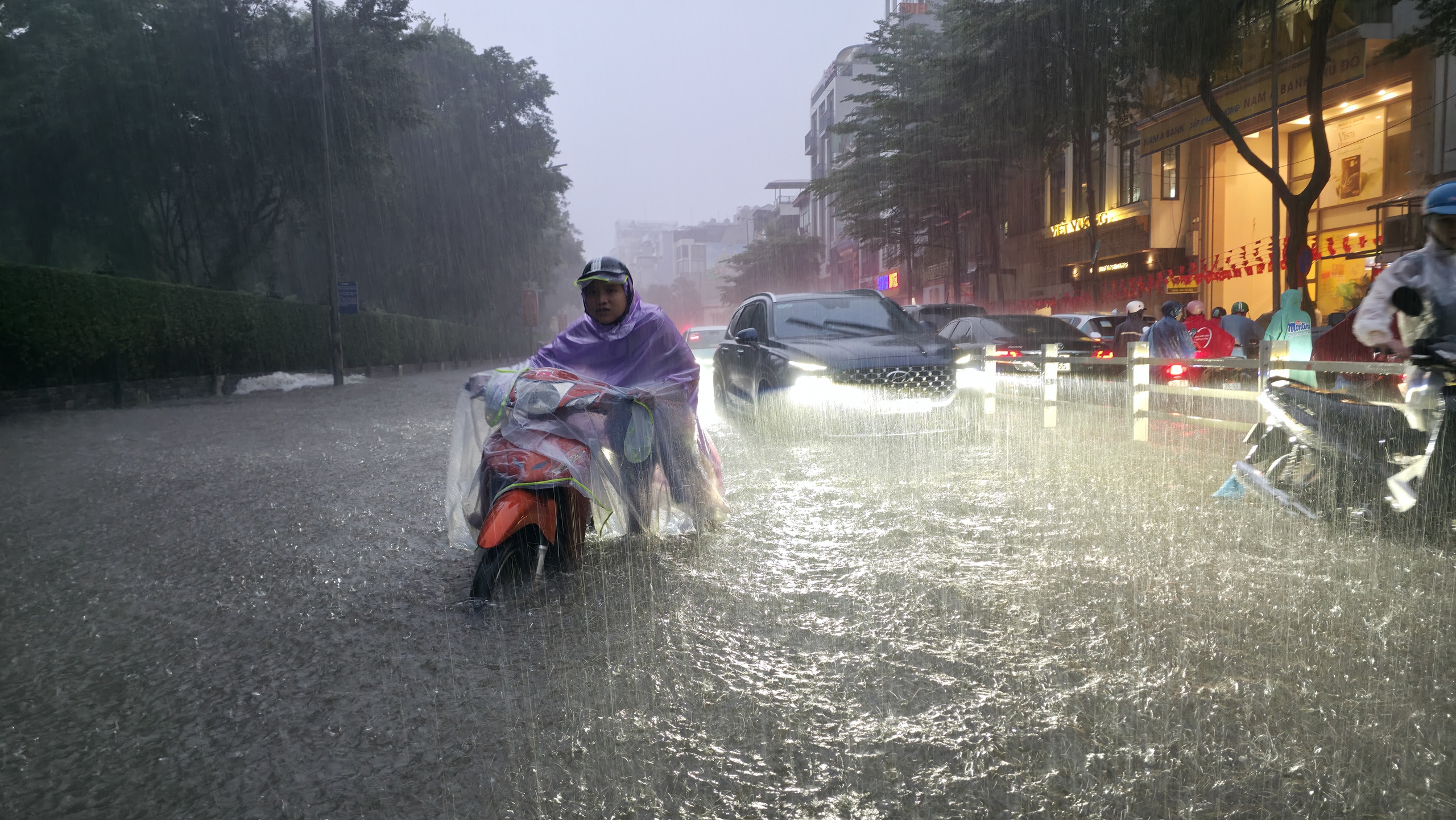 Gần đ&ecirc;m, nhiều người d&acirc;n H&agrave; Nội vẫn chưa về được đến nh&agrave;- Ảnh 52.