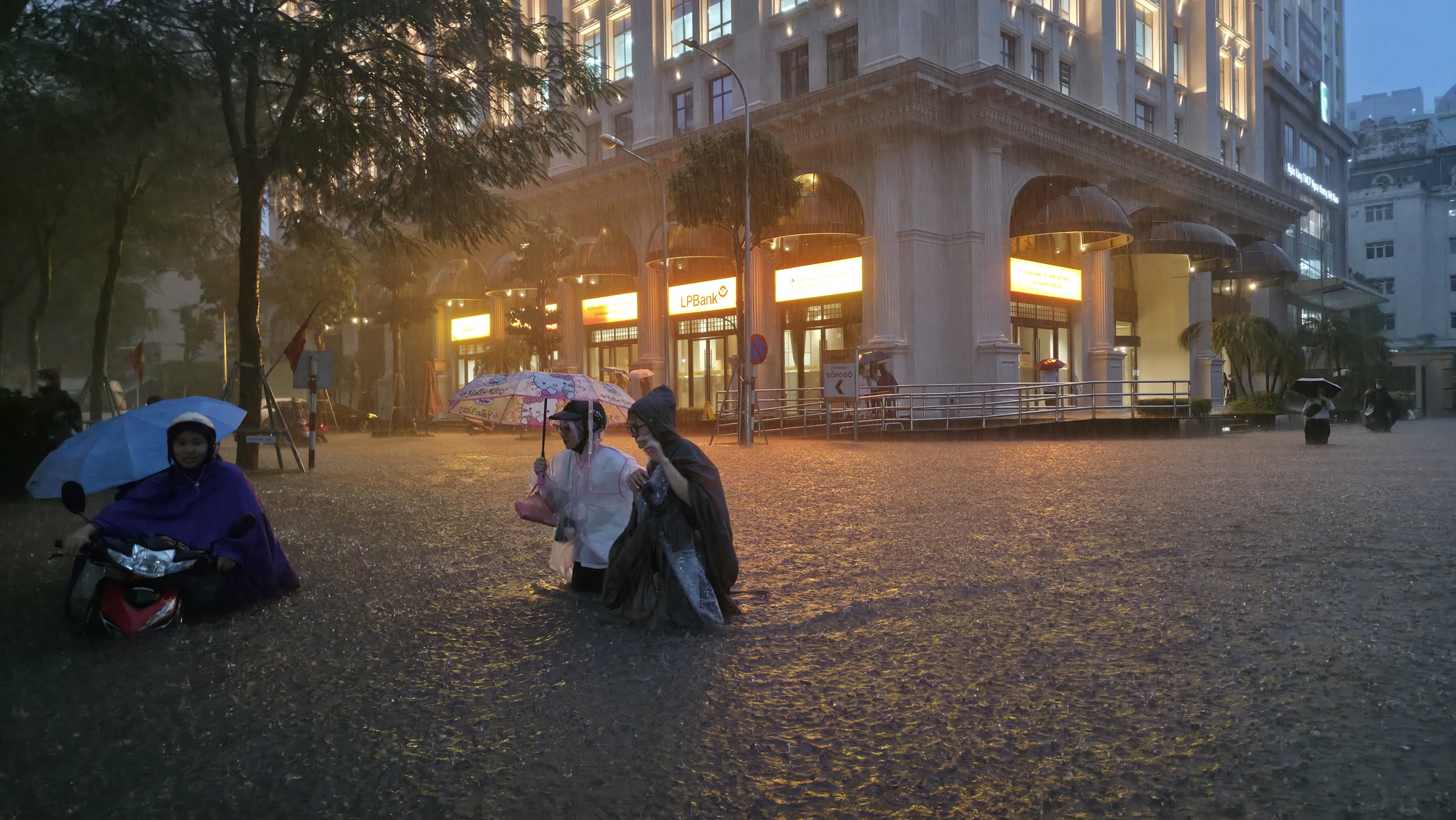 Gần đ&ecirc;m, nhiều người d&acirc;n H&agrave; Nội vẫn chưa về được đến nh&agrave;- Ảnh 53.