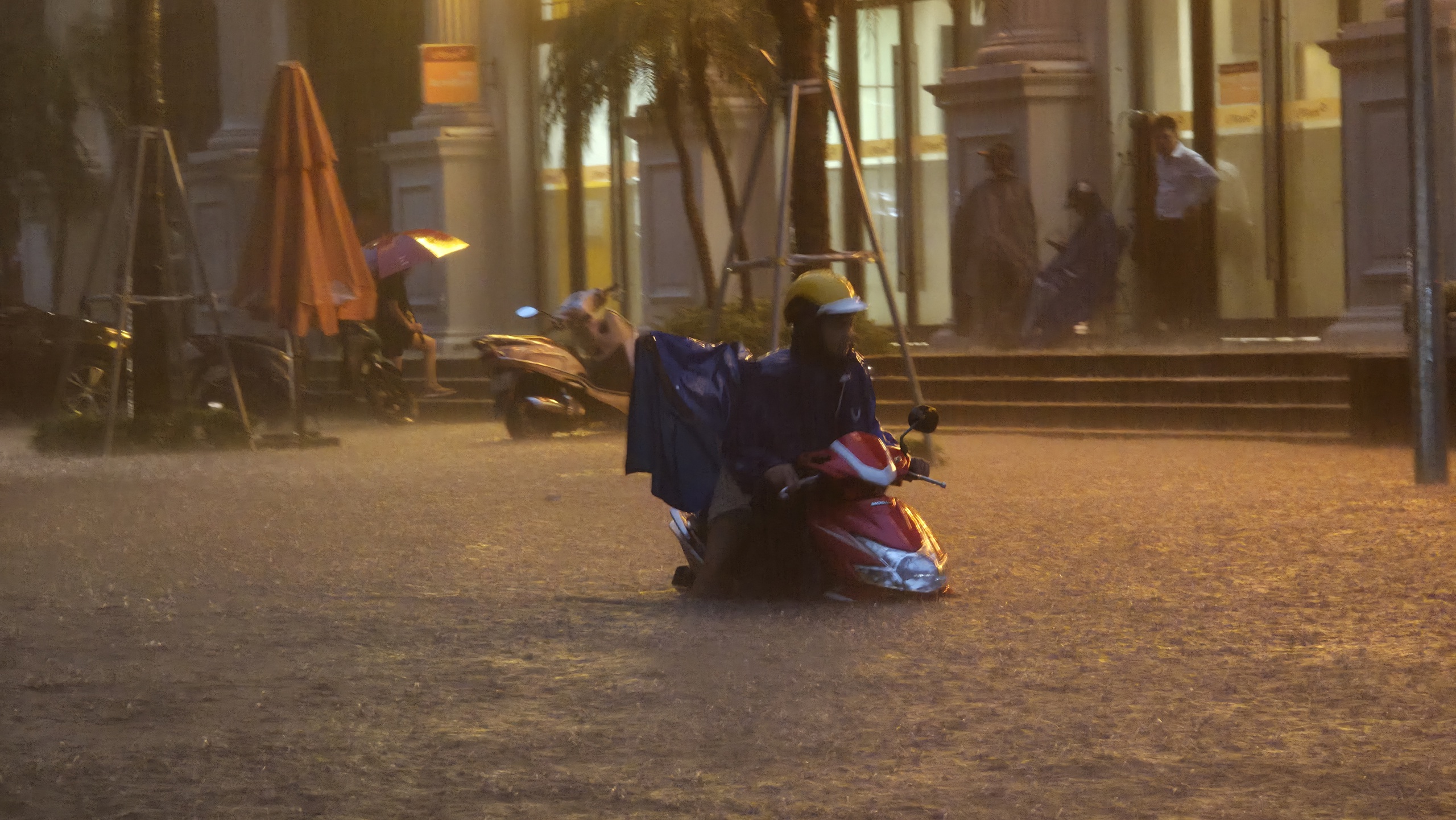 Gần đ&ecirc;m, nhiều người d&acirc;n H&agrave; Nội vẫn chưa về được đến nh&agrave;- Ảnh 51.