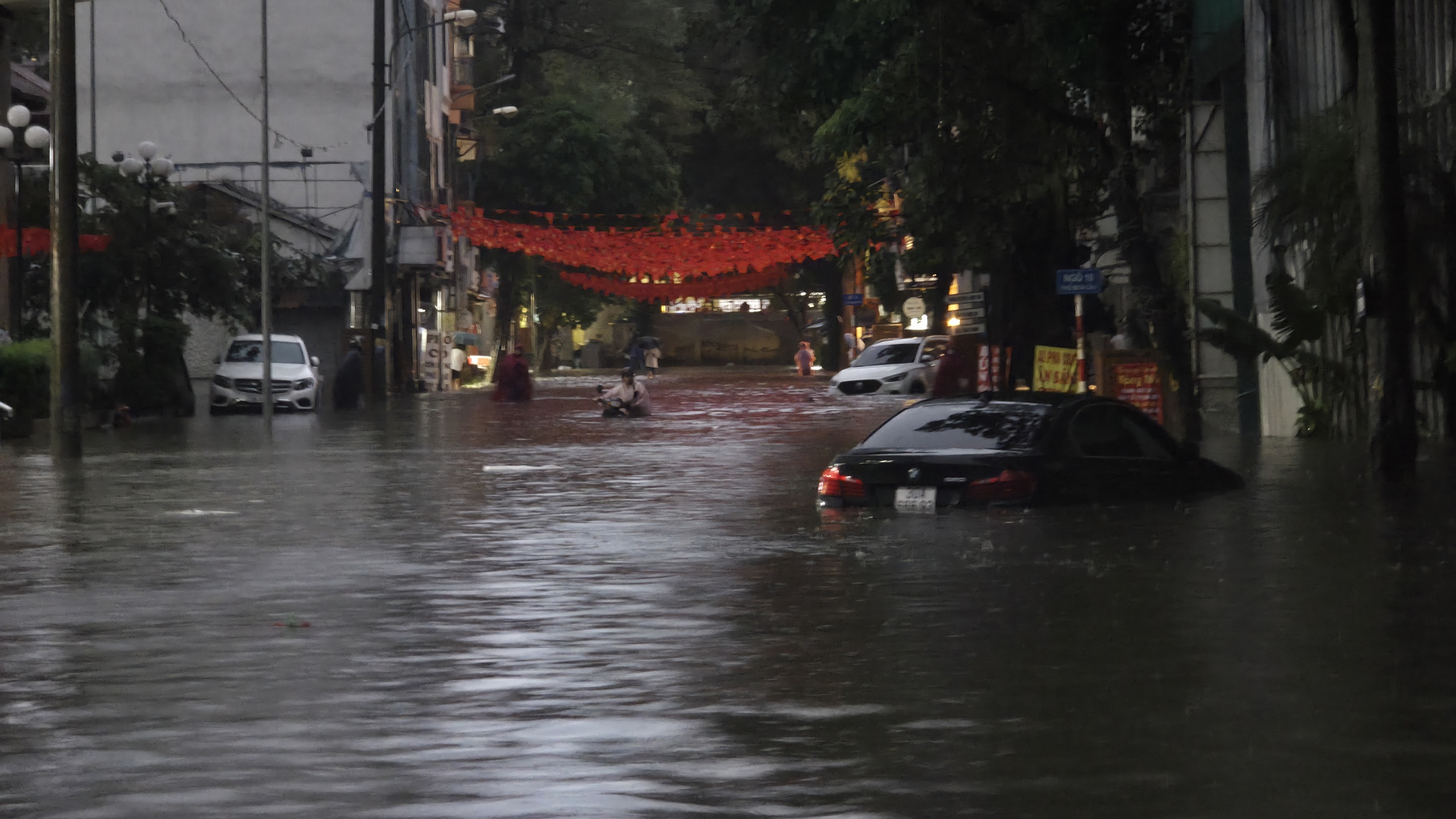 Gần đ&ecirc;m, nhiều người d&acirc;n H&agrave; Nội vẫn chưa về được đến nh&agrave;- Ảnh 59.