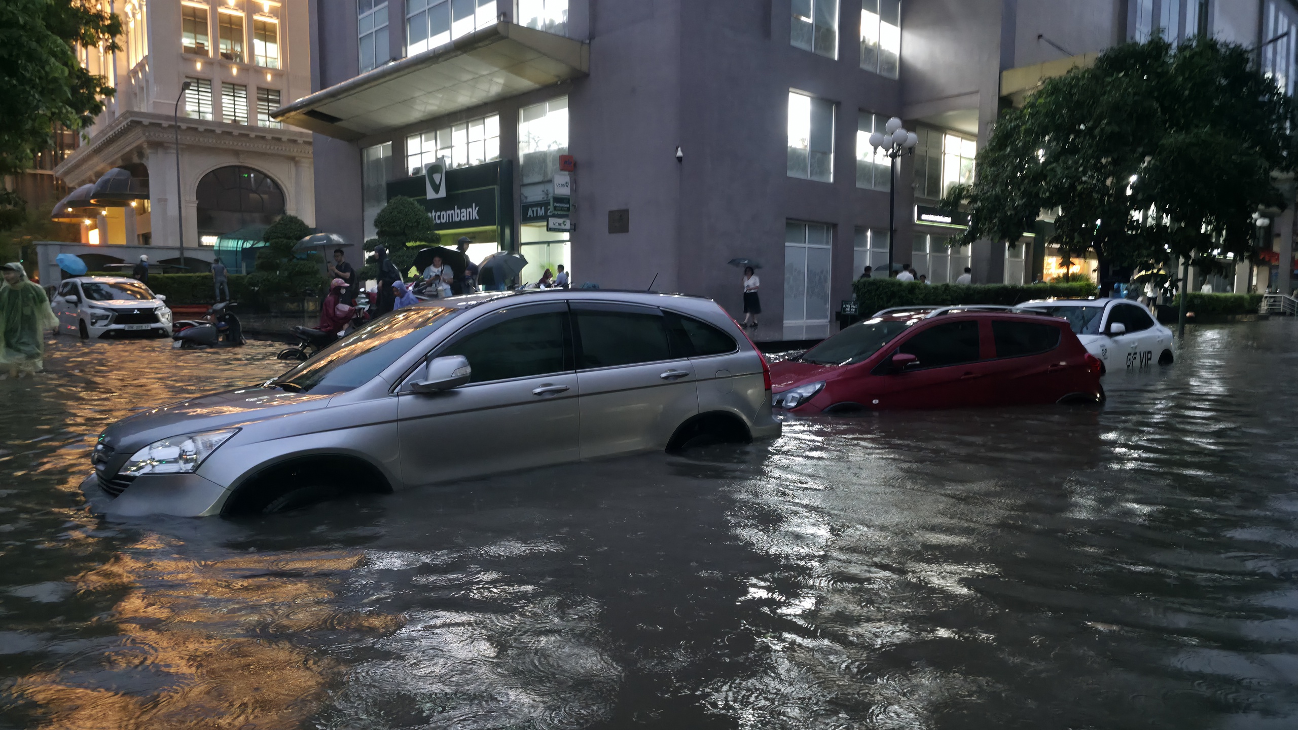 Gần đ&ecirc;m, nhiều người d&acirc;n H&agrave; Nội vẫn chưa về được đến nh&agrave;- Ảnh 54.