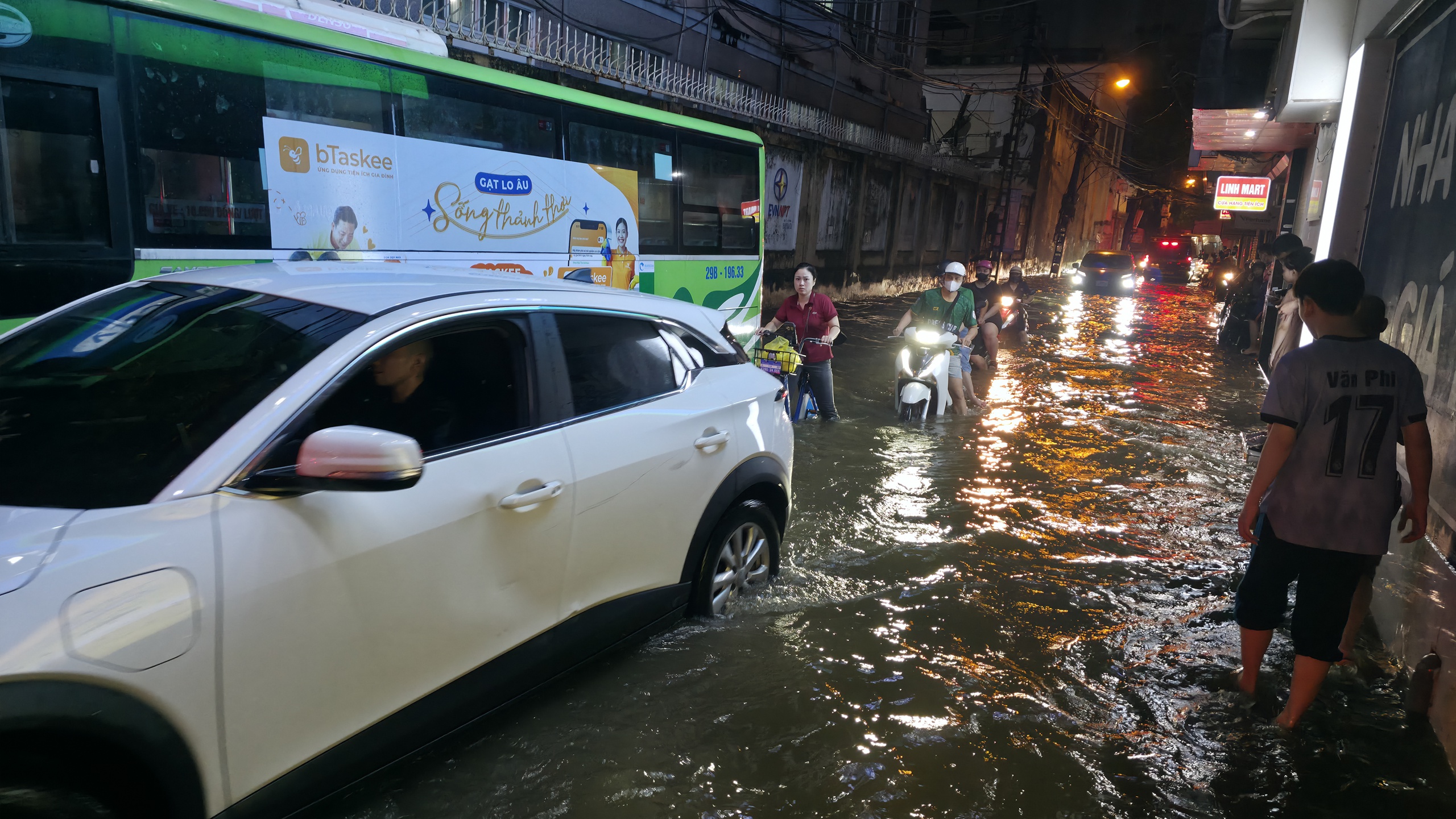 Gần đ&ecirc;m, nhiều người d&acirc;n H&agrave; Nội vẫn chưa về được đến nh&agrave;- Ảnh 68.