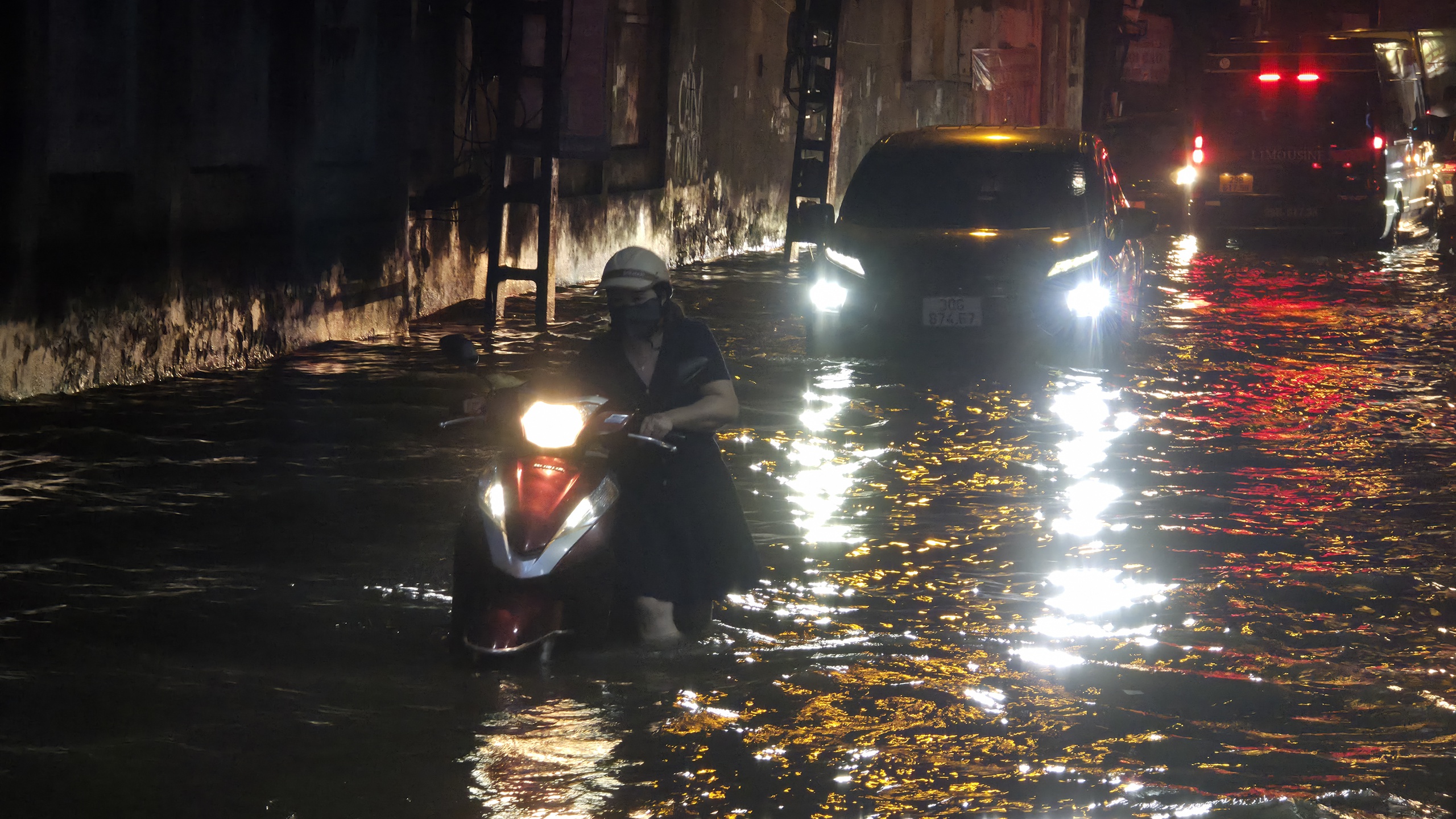 Gần đ&ecirc;m, nhiều người d&acirc;n H&agrave; Nội vẫn chưa về được đến nh&agrave;- Ảnh 69.