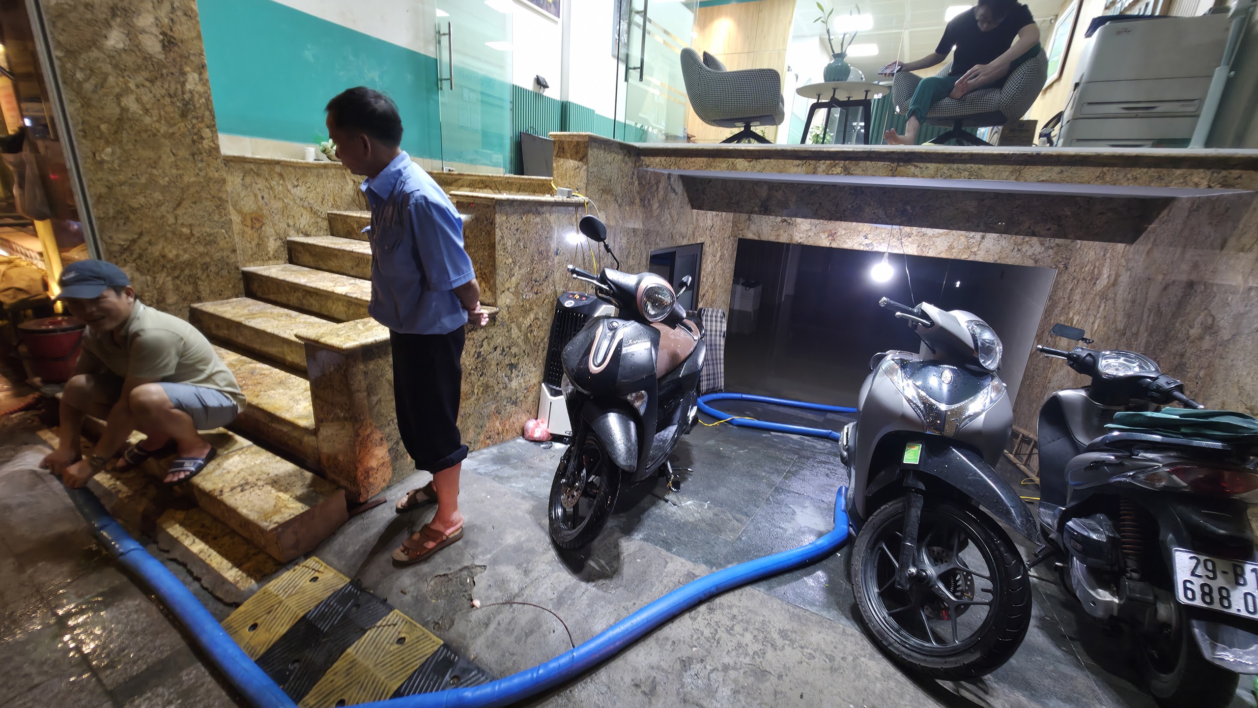 Gần đ&ecirc;m, nhiều người d&acirc;n H&agrave; Nội vẫn chưa về được đến nh&agrave;- Ảnh 70.